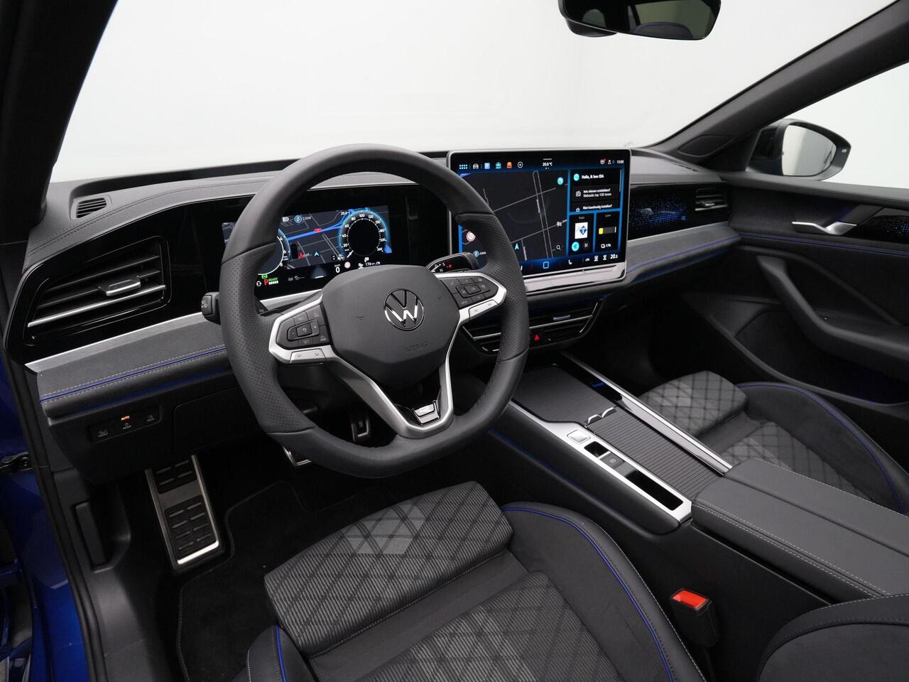 Volkswagen PASSAT Variant 1.5 eHybrid 272 pk DSG R-Line Edition | Panoramadak | Trekhaak | Adaptief onderstel | Head-up display | IQ Light | Achteruitrijcamera