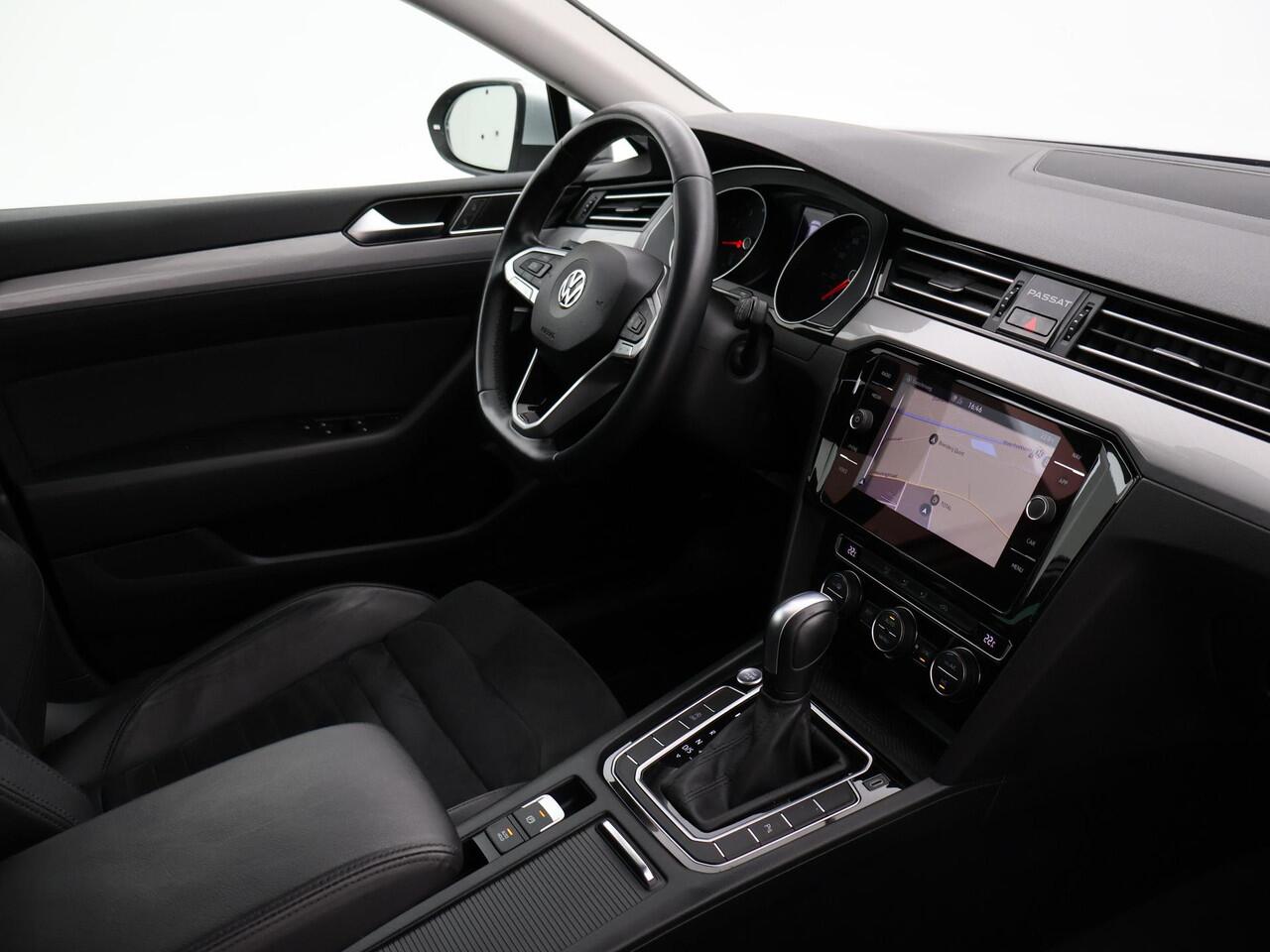 Volkswagen PASSAT Variant 1.5 TSI 150 PK DSG AUT. + WEGKL. TREKHAAK | 19 INCH LMV | ADAPTIVE CRUISE | APPLE CARPLAY | LED