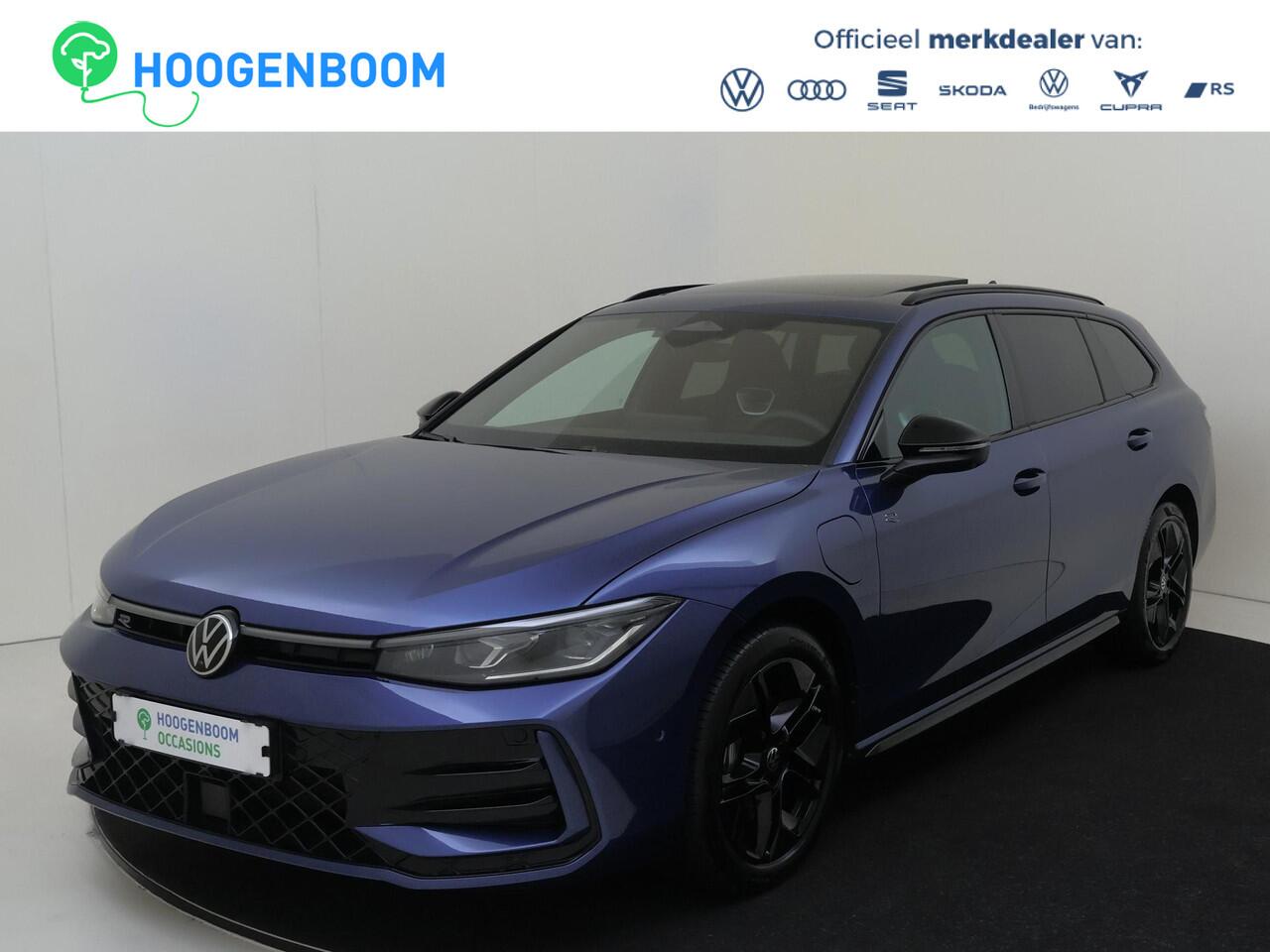 Volkswagen PASSAT Variant 1.5 eHybrid R-Line Edition | Panoramadak | Trekhaak | Black style | Harman/kardon audio | Head-up display | Stoelverwarming voor en achter | 360 camera | Parkeerasisstent |