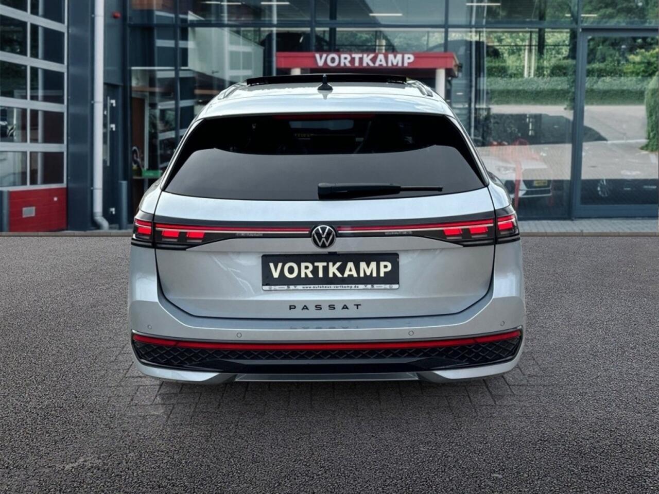 Volkswagen PASSAT 1.5 TSI DSG GTE R-LINE PANO-DAK/TREKHAAK/360-CAMERA/HenK/NAVI/ACC/HUD