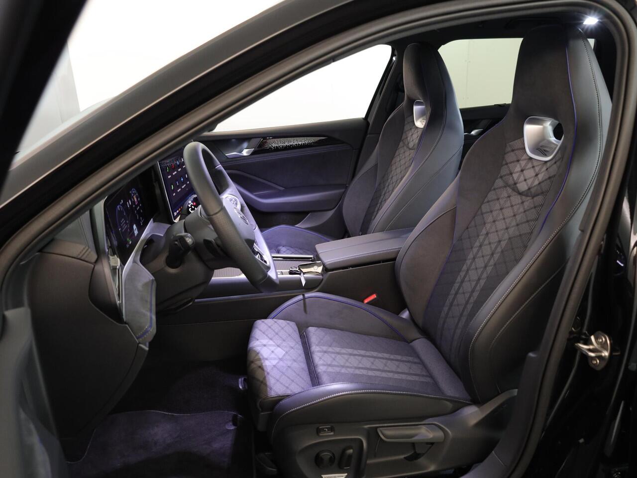 Volkswagen PASSAT Variant 1.5 eHybrid R-Line Edition 272PK PHEV | Panorama dak | Harman Kardon geluidsinstallatie | Trekhaak | Black style |