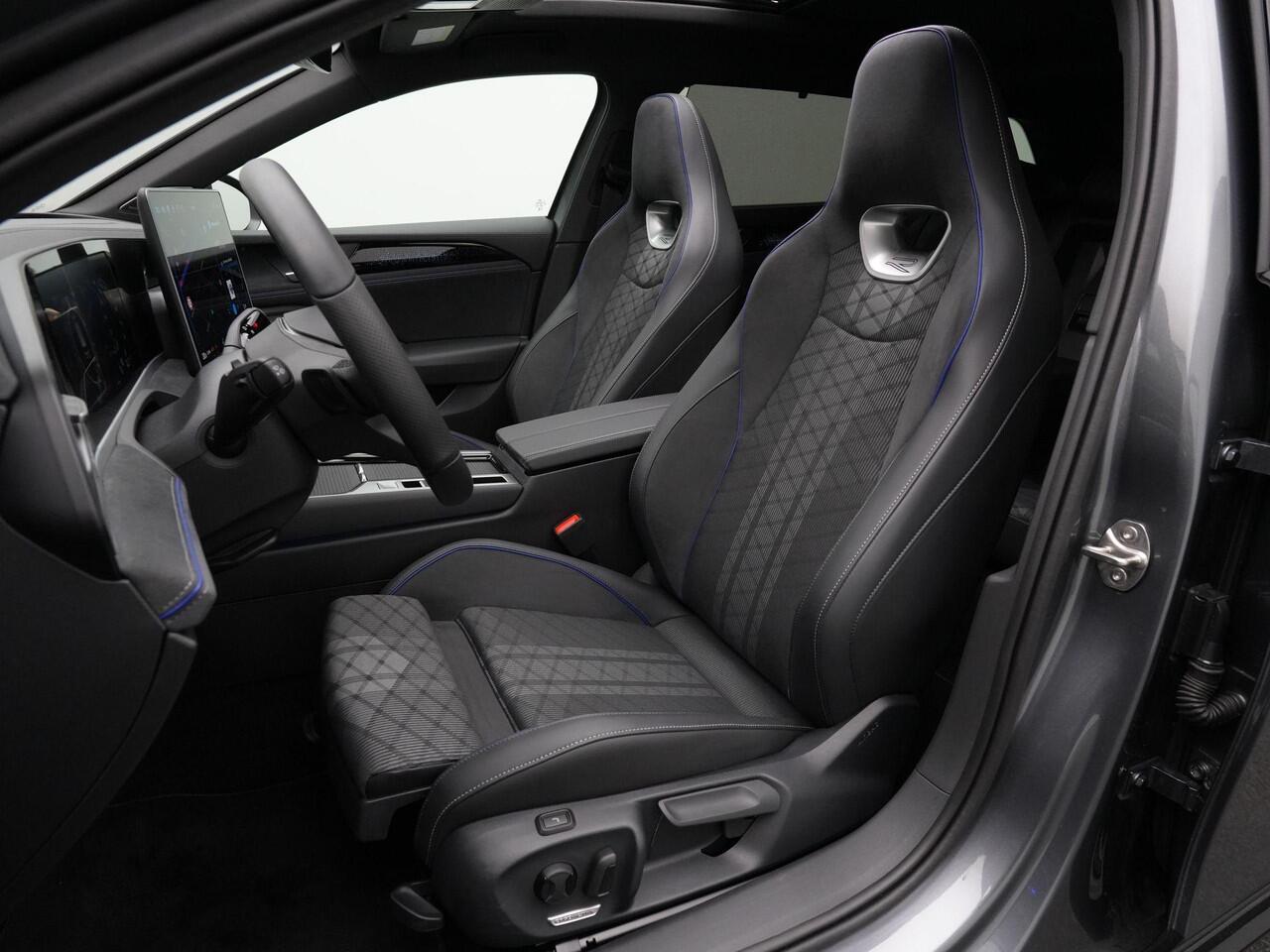 Volkswagen PASSAT Variant 1.5 eHybrid 272 pk DSG R-Line Edition | Panoramadak | Trekhaak | Adaptief onderstel | Head-up display | Rondomzicht camera | Harman/Kardon | IQ Light