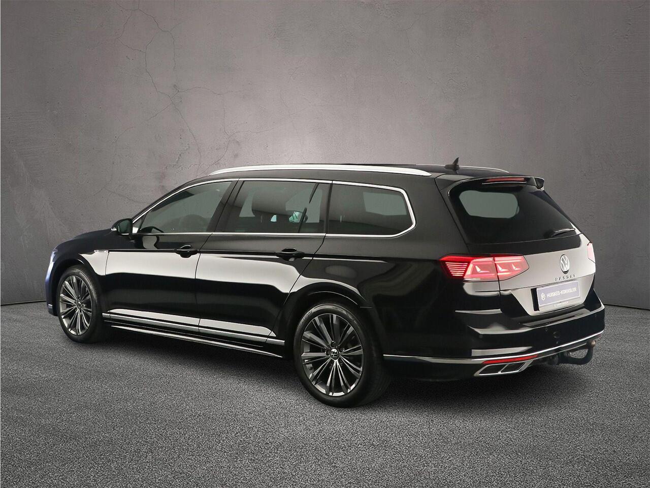 Volkswagen PASSAT Variant R-Line Business 1.5 TSI 150pk DSG Automaat Trekhaak, Panoramadak, LED matrix koplampen, Elektrische achterklep, Achteruitrijcamera