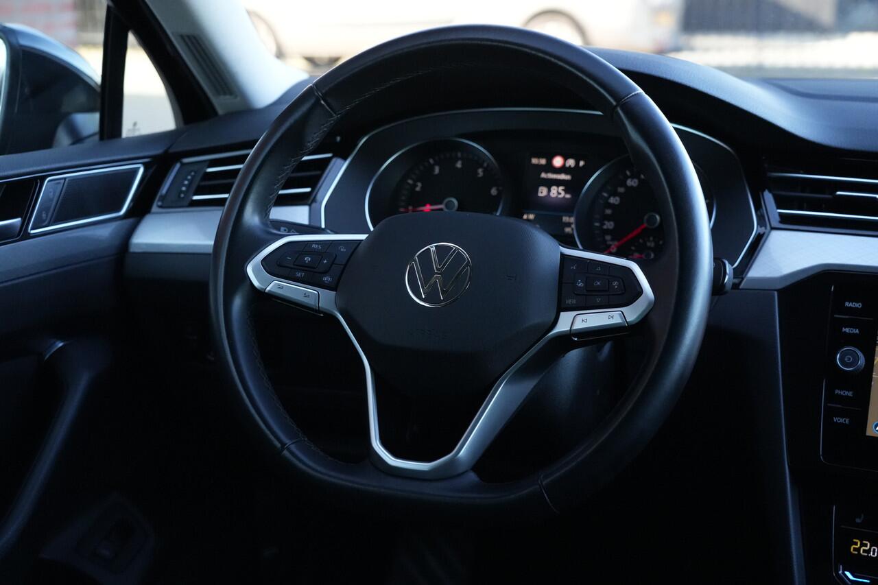 Volkswagen PASSAT Variant 1.5 eTSI Business 150pk Navigatie/Trekhaak/PDC