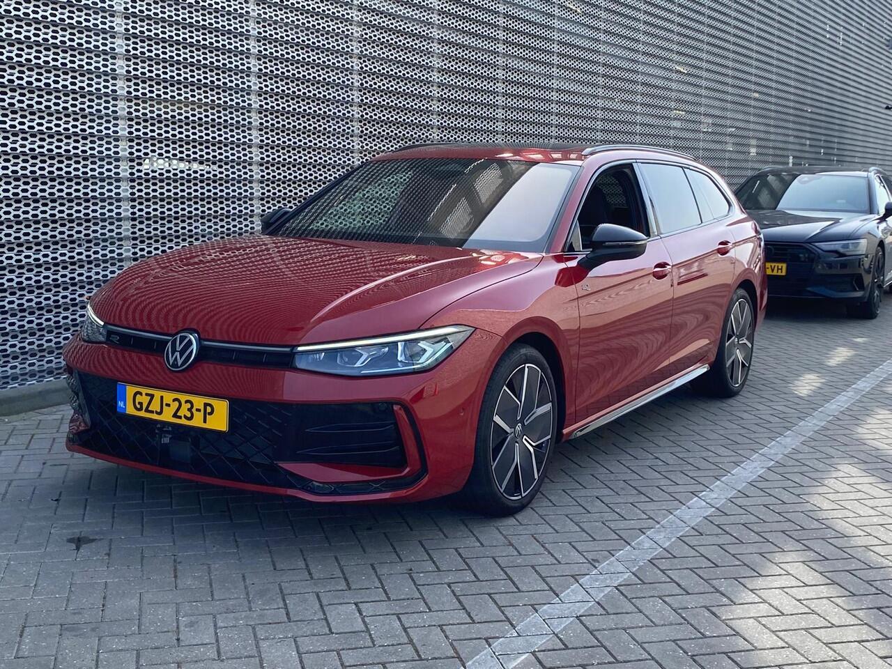 Volkswagen PASSAT Variant 1.5 eTSI 150 PK DSG R-Line Edition / Vollederen R-Line Bekleding / Head Up Display / Harman Kardon / Panoramadak /