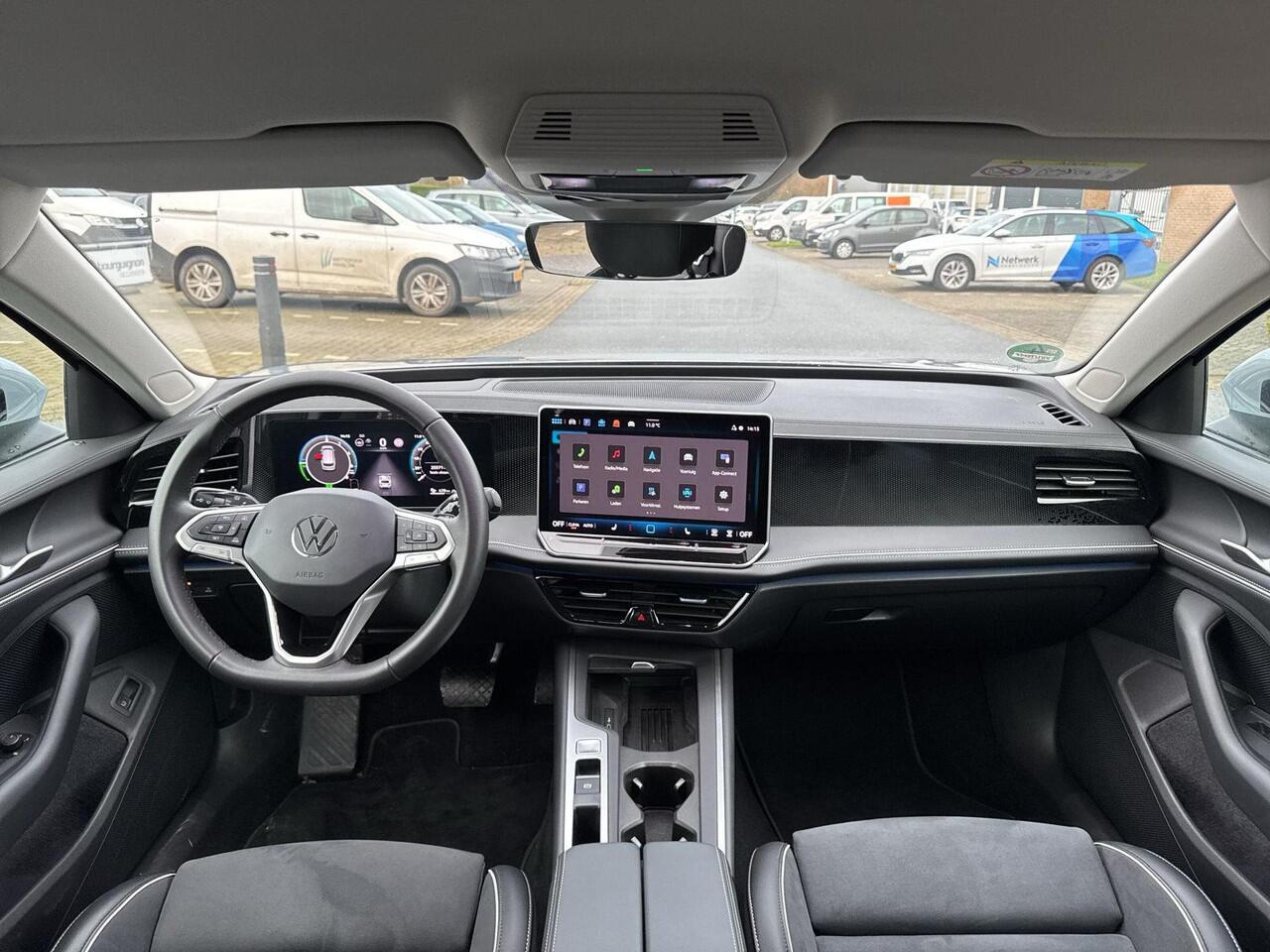 Volkswagen PASSAT Variant 1.5 eHybrid Business | 218Pk | Trekhaak | A. Camera | PHEV | Massage | Head Up |