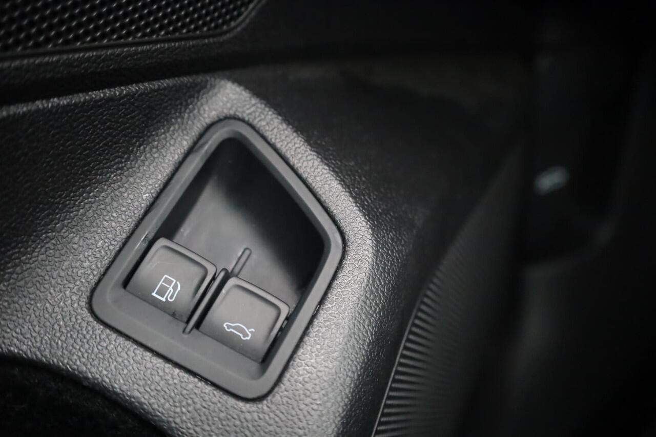 Volkswagen PASSAT Variant 1.4 TSI PHEV GTE Business PL ¤608 p/m* 218PK / 160kW DCC adaptief onderstel area view rondom zicht camera vol lederen bekleding elektrisch verstelbaar met memo functie IQ drive easy open met elektrische klep en keyless acces en go zwarte dakhemel 