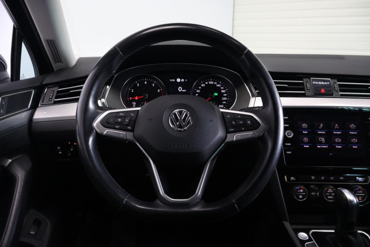Volkswagen PASSAT 1.5 TSI Comfort Busines | Trekhaak | Navigatie | Camera | LED