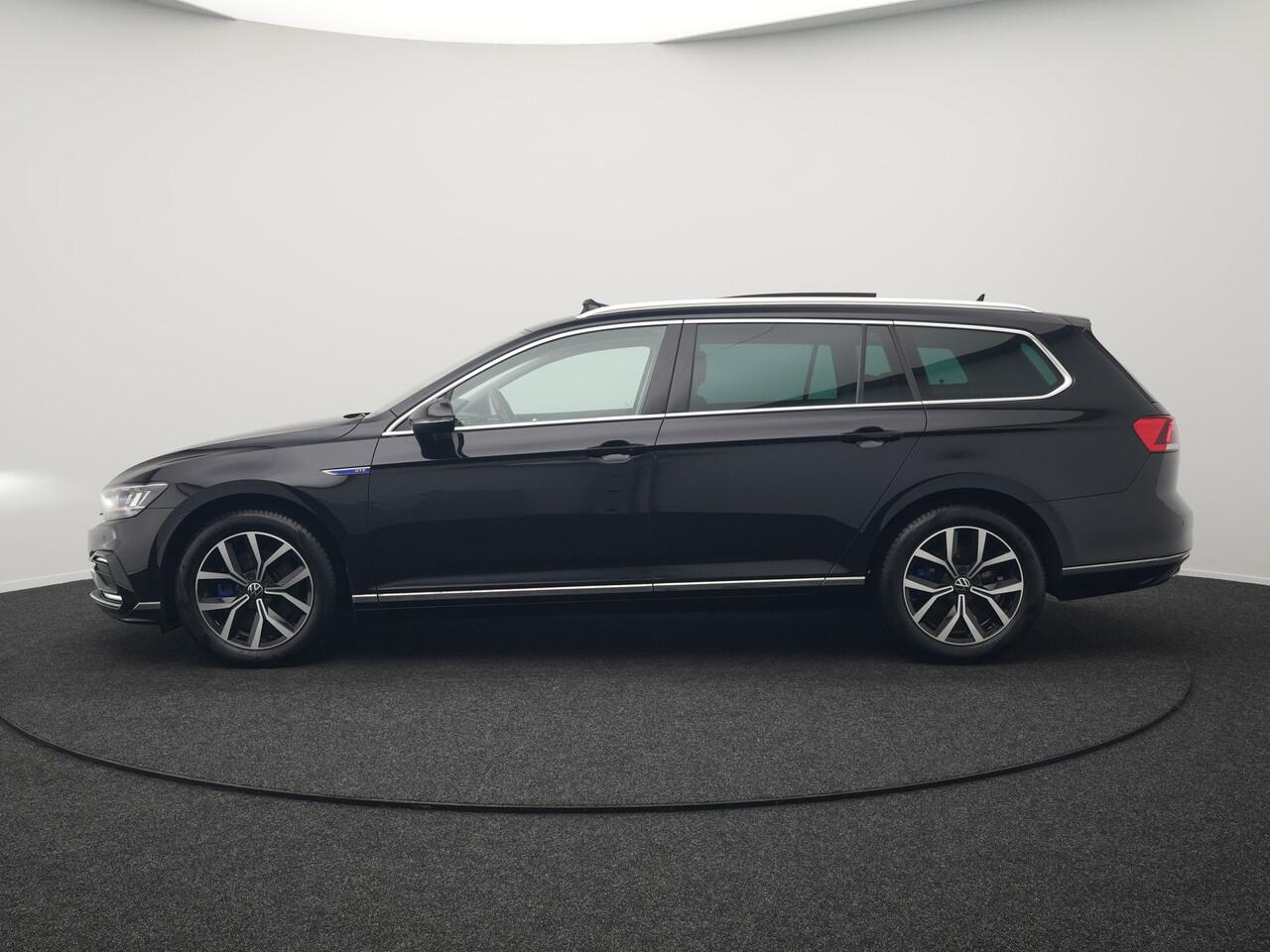 Volkswagen PASSAT Variant 1.4 TSI GTE Highline Plug In Hybrid 218pk Dealer O.H PHEV | Trekhaak Af Fabriek | Panodak | Adaptive Cruise | Camera | Alcantara Sportstoelen Massage & Verwarmd | Apple Carplay | Navigatie | Keyless | Virtual | DAB |