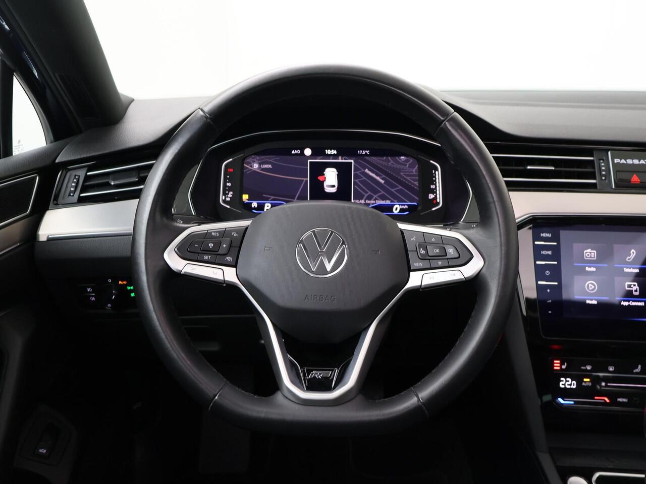 Volkswagen PASSAT Variant 1.5 TSI R-Line Business + | 150 PK | Automaat | Panoramadak | Matrix LED koplampen | R-Line |