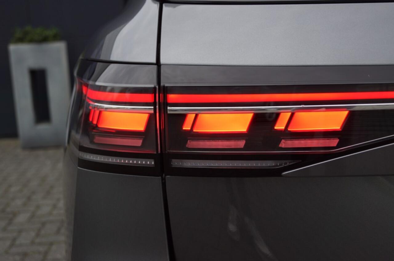 Volkswagen PASSAT 2.0 TDI DSG R-Line Black st. 150pk/ Panodak/ Head-up/ Trekhaak wegkl./ Camera /Navi