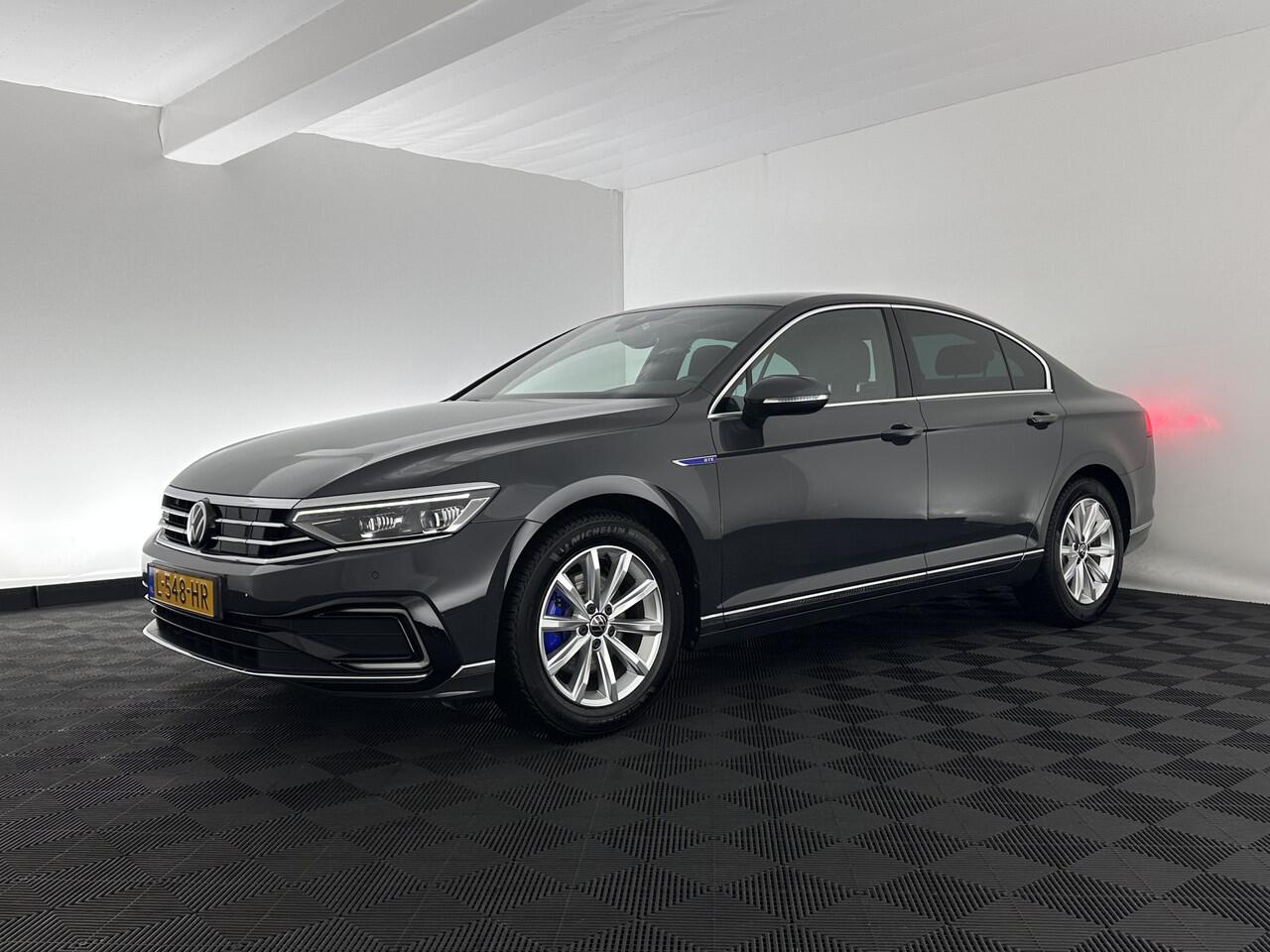 Volkswagen PASSAT 1.4 TSI GTE Business (Plug-In) (INCL-BTW) Aut. *FULL-LED | DIGI-COCKPIT | ADAPTIVE-CRUISE | NAVI-FULLMAP | KEYLESS | DAB+ | COMFORT-SEATS | SHIFTPADDLES | PRIVACY-GLASS | PDC | CAMERA | CARPLAY | 17''ALU*