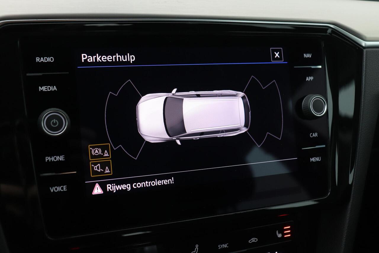 Volkswagen PASSAT 1.5 TSI Elegance | ACC | Stoelverwarming | Camera | Keyless | Elektrische Achterklep