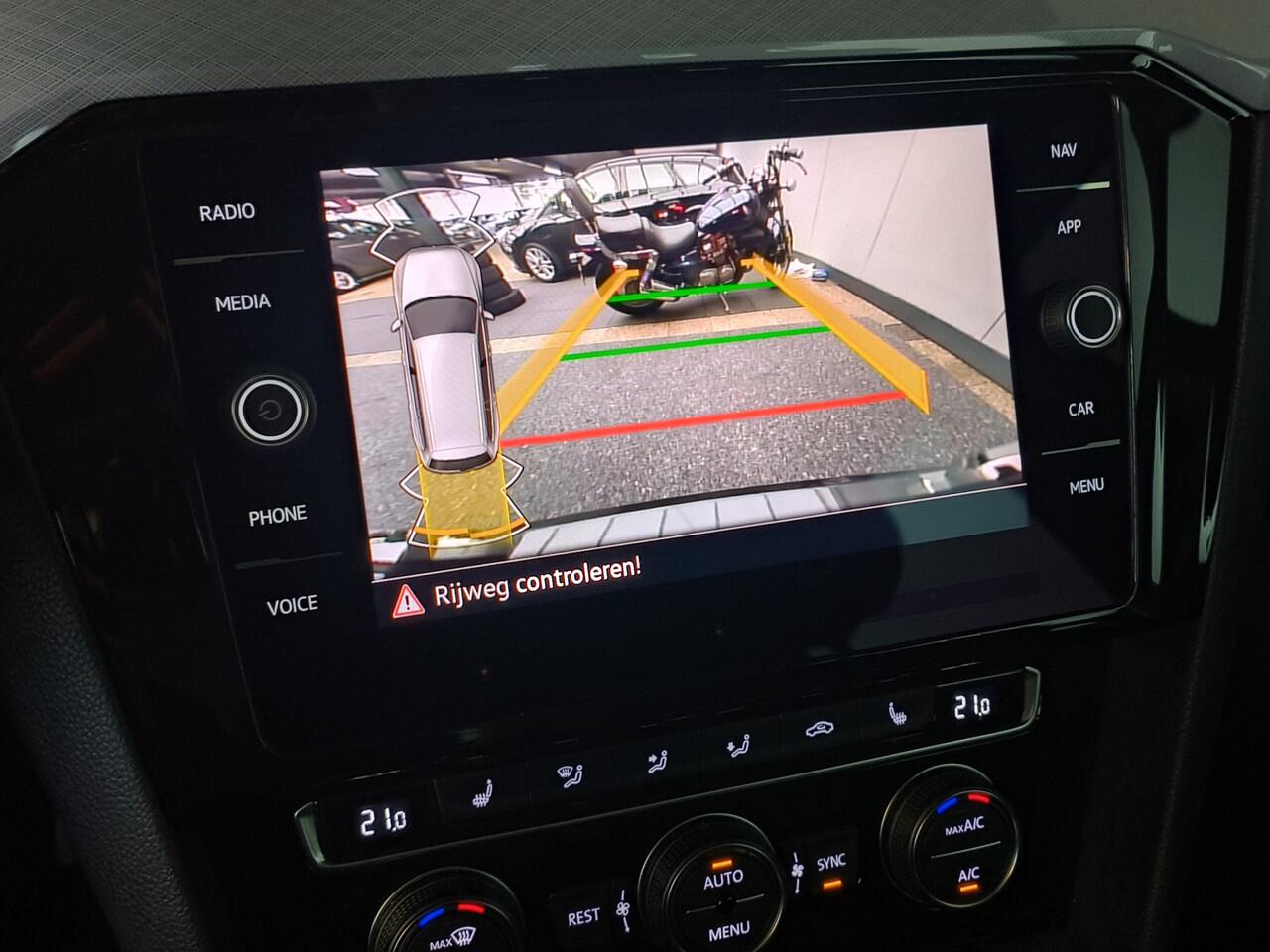 Volkswagen PASSAT Variant 1.5 TSI Comfort Business DSG-AUTOMAAT uit 2020 Rijklaar + 12 maanden Bovag-garantie Henk Jongen Auto's in Helmond, al 50 jaar service zoals 't hoort!