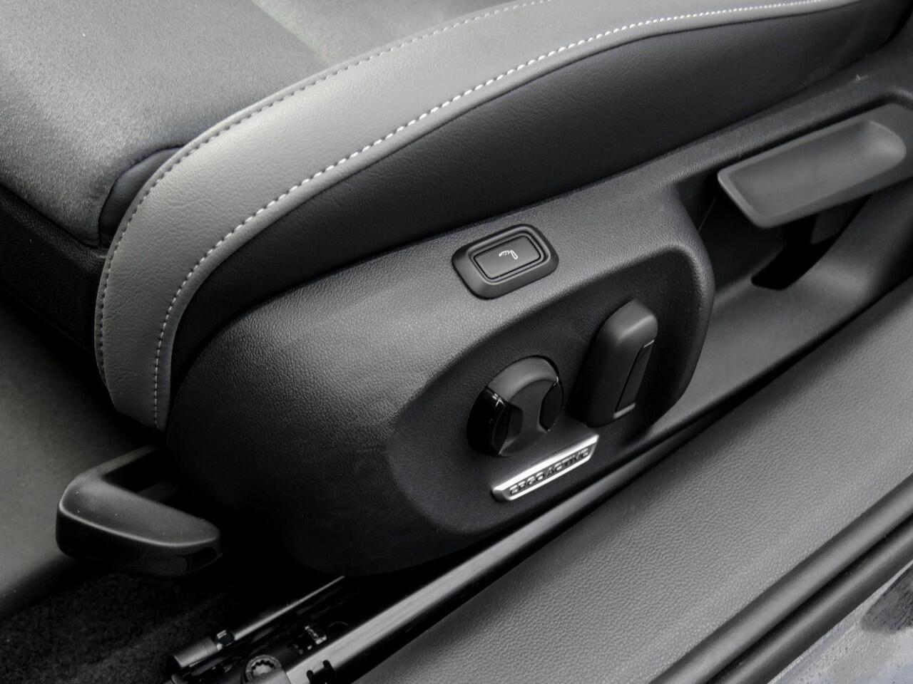 Volkswagen PASSAT Variant 1.5 eTSI Business ACC Massage Trekhaak LED DAB Camera Digital Cockpit PRO