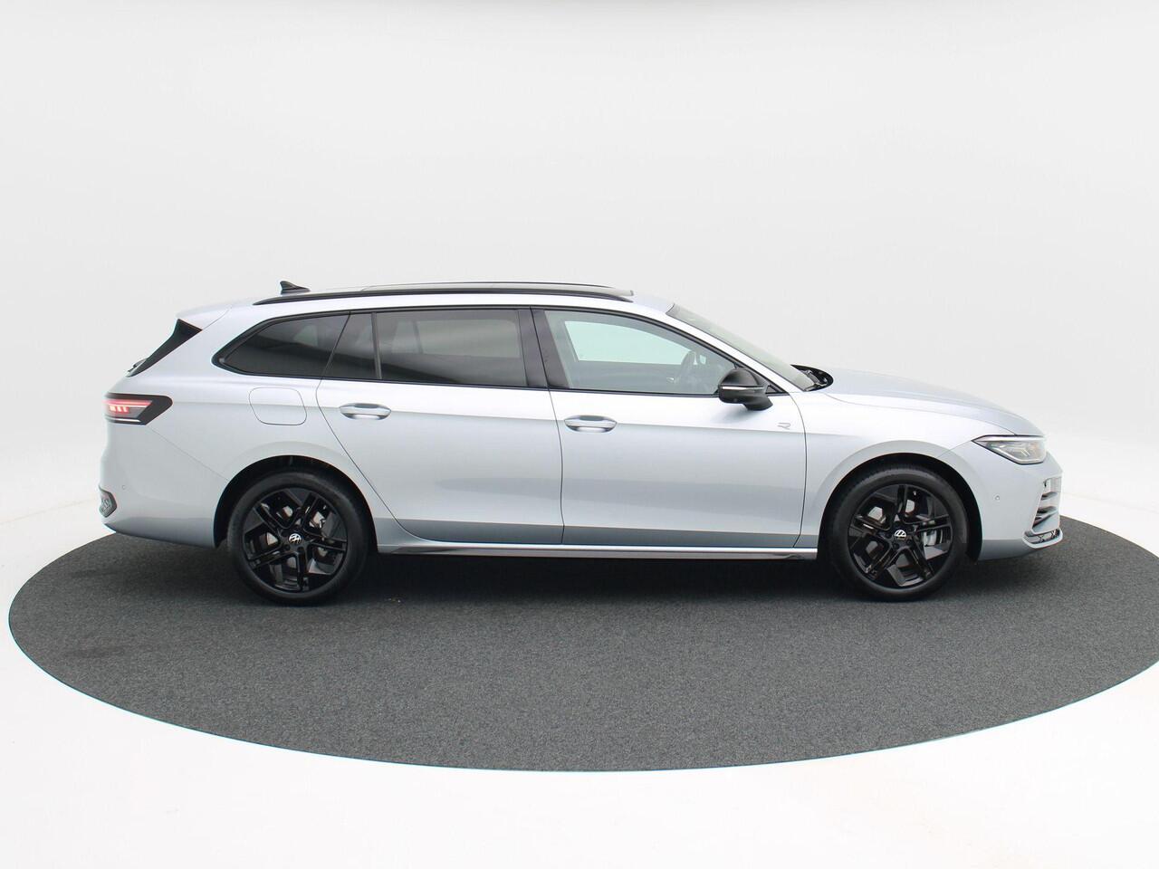 Volkswagen PASSAT Variant 1.5 eHybrid 272 Pk Automaat R-Line Edition | Trekhaak | Black Style | Panoramadak | Digitale Cockpit | Sporstoelen | Adaptive Cruise | Head-up | Carplay | 18 Inch | 13.658 Km!!