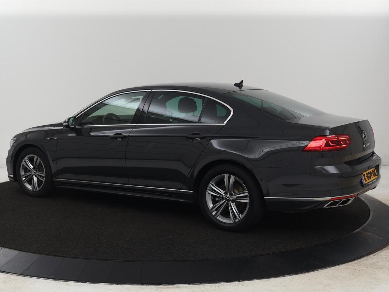 Volkswagen PASSAT 1.5 TSI R-Line | Nappaleder | Stoelverwarming | Camera | Carplay | Massage | Memory | Side Assist | Navigatie | Matrix LED | Adaptive cruise