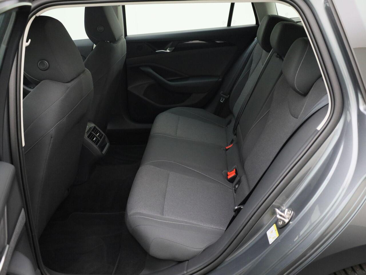 Volkswagen PASSAT Variant 1.5eTSI/150PK DSG · Navigatie · Stoel-& stuurverwarming · Apple/Android Car Play · Garantie tot juni 2026