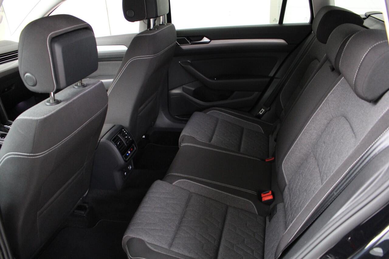 Volkswagen PASSAT Variant 1.5 TSI Business Navigatie | Lichtmetalen velgen | Cruise Control | PDC