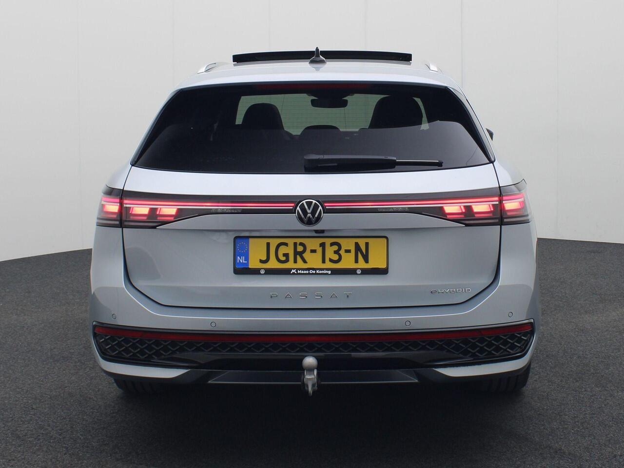 Volkswagen PASSAT Variant 1.5 eHybrid R-Line Edition Panoramadak · Harman & Kardon · Trekhaak · Head-up display