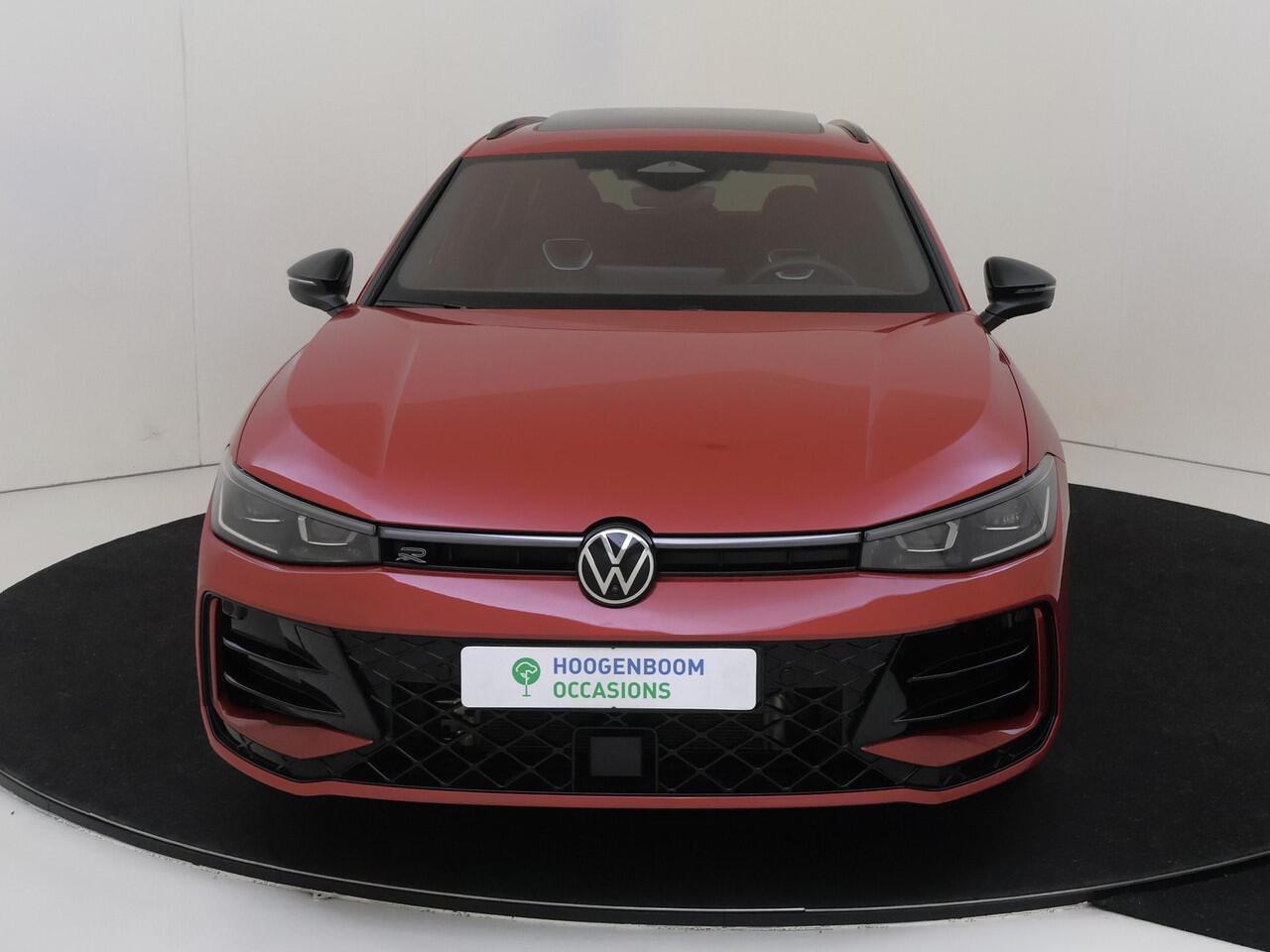 Volkswagen PASSAT Variant 1.5 eHybrid R-Line Edition | Panoramadak | Trekhaak | Adaptieve demping systeem | Parkeerassistent | 3-zone airco | 360 camera | Head-up display | LED matrix verlichting |