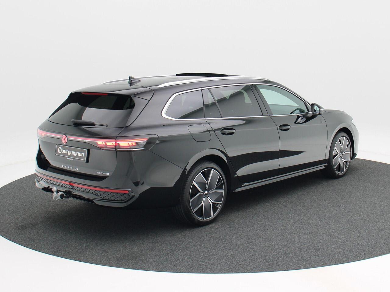 Volkswagen PASSAT R-Line Edition 1.5 eHybrid 204 PK | Panoramadak | Trekhaak | 360 Camera | Sportstoelen | Stoel- & Stuurverwarming |