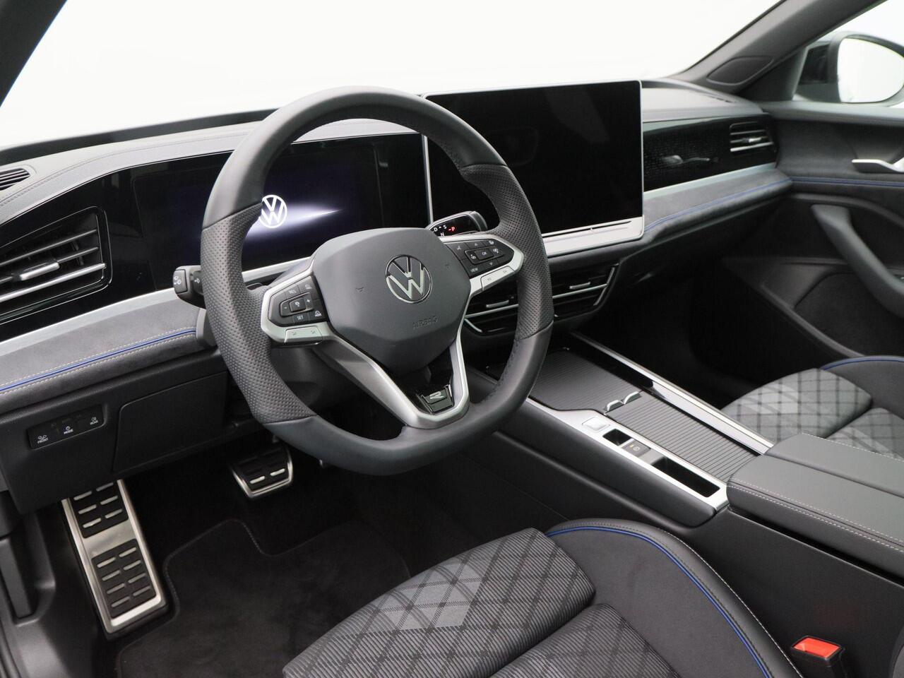 Volkswagen PASSAT Variant 1.5 eHybrid 272 Pk Automaat R-Line Edition | Trekhaak | Black Style | Panoramadak | Digitale Cockpit | Sporstoelen | Adaptive Cruise | Head-up | Carplay | 18 Inch | 13.658 Km!!