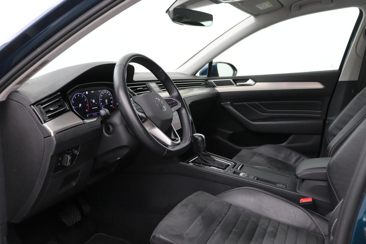 Volkswagen PASSAT 1.5 TSI Elegance | ACC | Stoelverwarming | Camera | Keyless | Elektrische Achterklep
