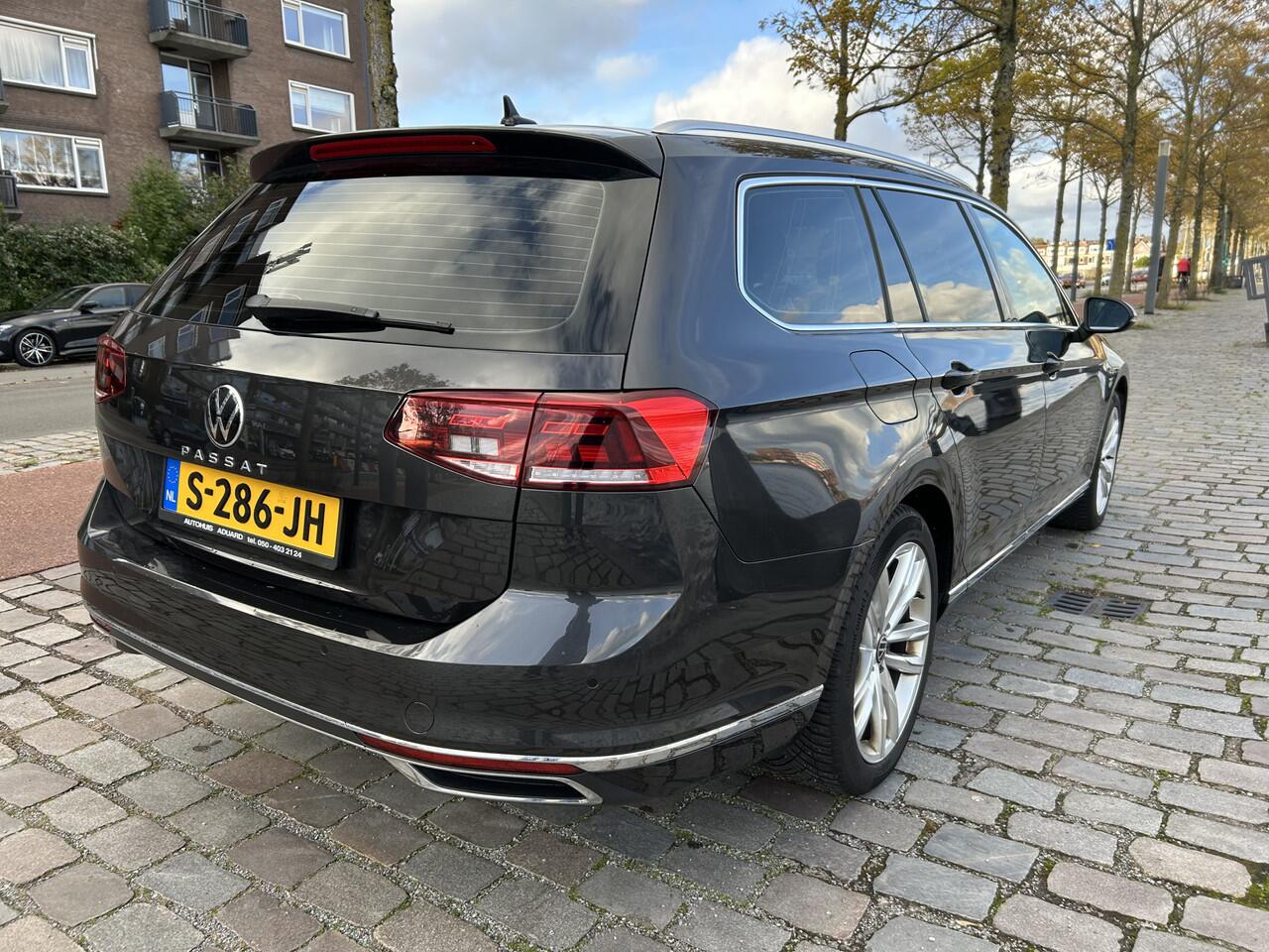Volkswagen PASSAT Variant 1.5 TSI R-Line Business + van binnen en buiten in nieuwstaat!