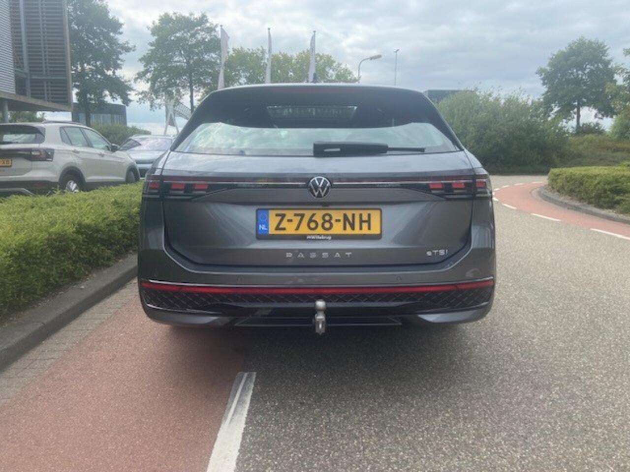 Volkswagen PASSAT Variant 1.5 eTSI 150PK R-Line Business / DSG/ Metallic/ Led/ Panoramadak / Zwenkhaak/ Digitale Cockpit / R Line Int + Ext/ Parkeersensoren/ 18 '' LMV