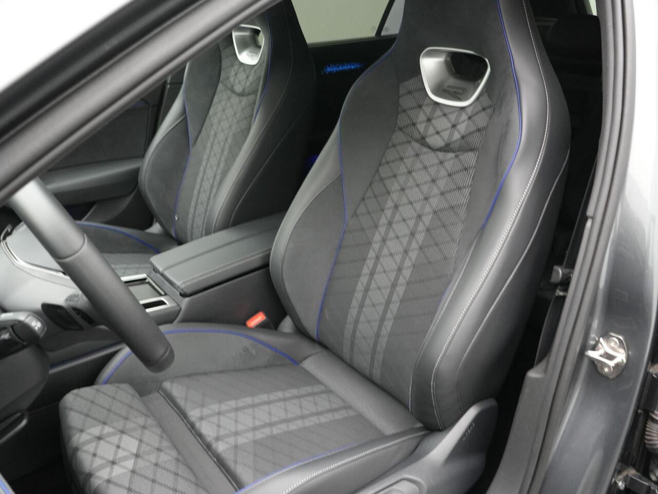 Volkswagen PASSAT Variant 1.5 eHybrid 272 pk DSG R-Line Edition | Trekhaak | IQ Light | Adaptive Cruise | Park Assist | ErgoActive voorstoelen | Black Style Pakket | 19 inch