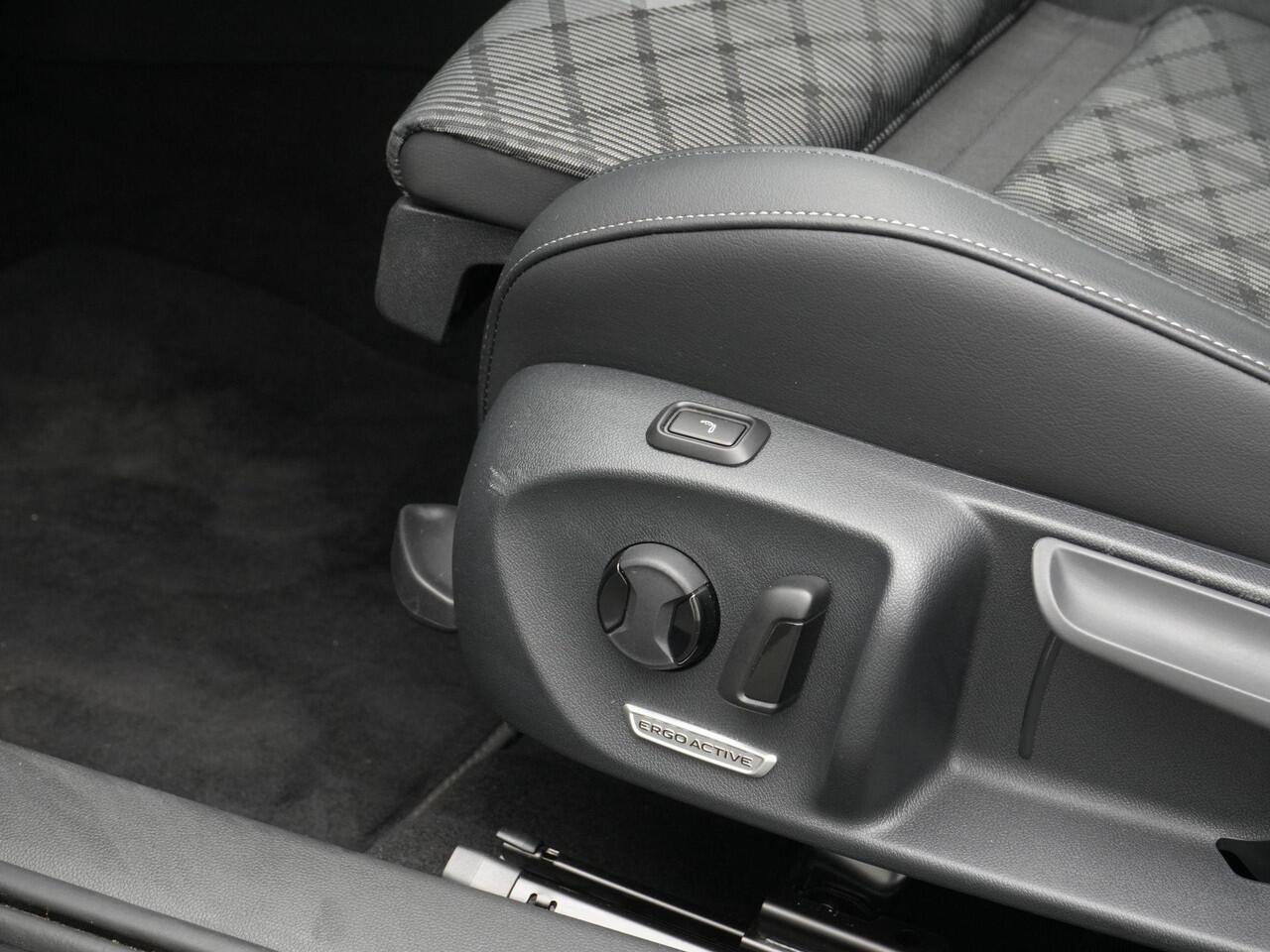 Volkswagen PASSAT Variant 1.5 eHybrid 272 pk DSG R-Line Edition | Trekhaak | IQ Light | Adaptive Cruise | Park Assist | ErgoActive voorstoelen | Black Style Pakket | 19 inch