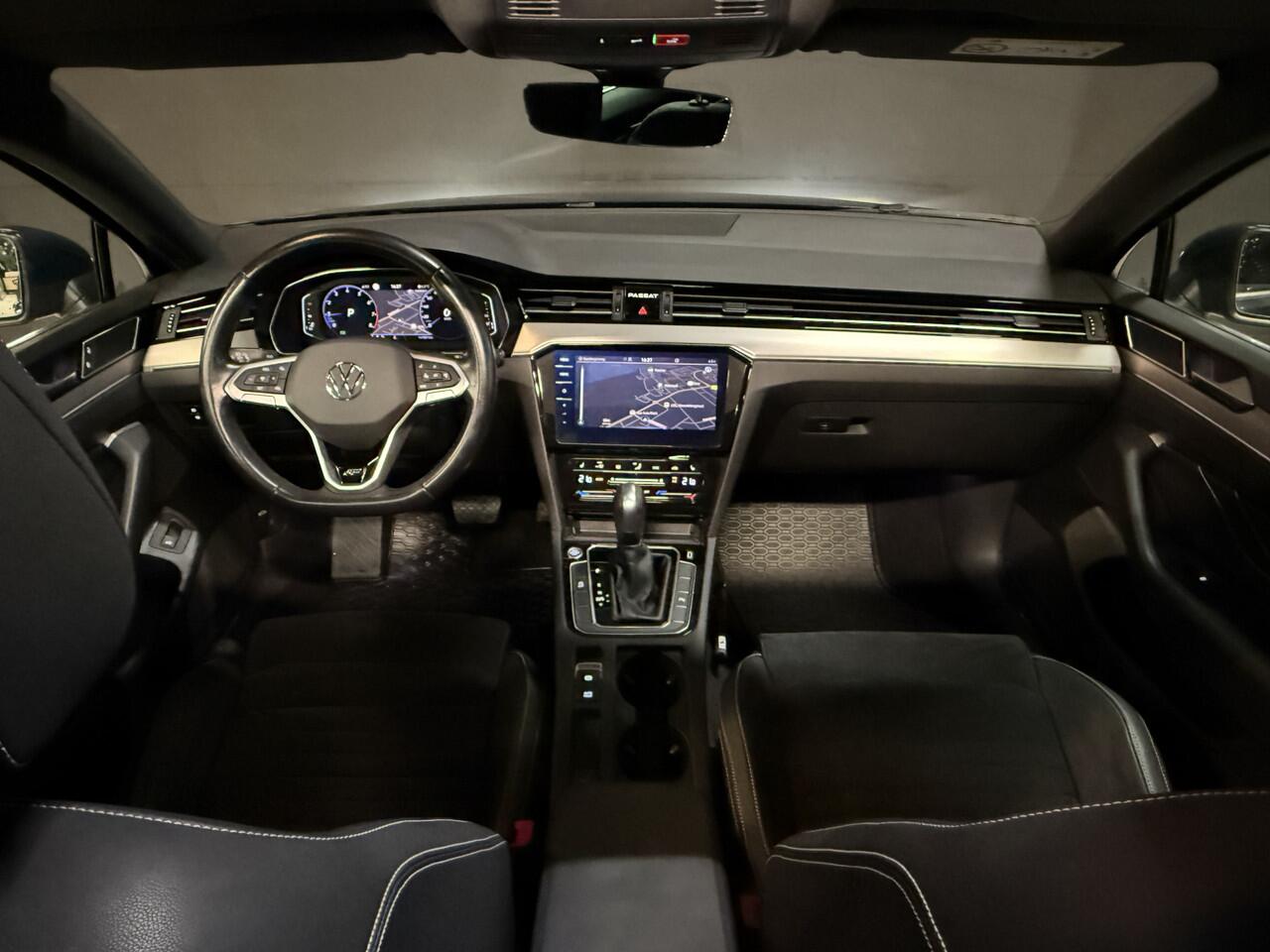 Volkswagen PASSAT Variant 1.5 TSI 2x R-Line Business + | Panoramadak | Leder | Camera | Afn. trekhaak | Adaptive cruise | Stoelverwarming | Virtual