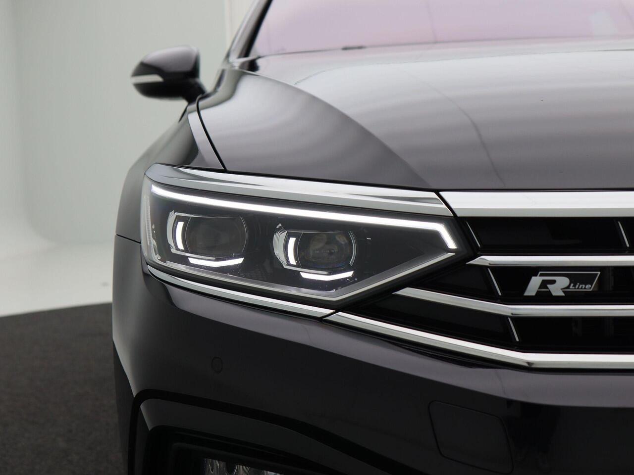 Volkswagen PASSAT Variant 1.5 TSi 150 Pk Automaat R-Line Business + | Panorama Dak | Carplay | Elektrische Achterklep | Stoel Verwarming | Leder Alcantara Bekleding | Full LED | 17 Inch | 53.430 km!!