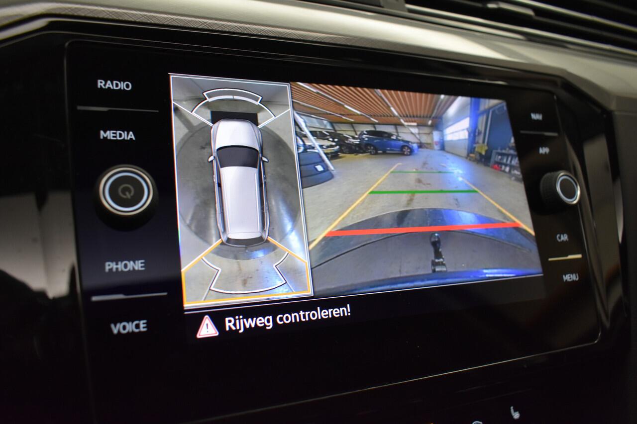 Volkswagen PASSAT GTE Head-up Disp Pano 360°Cam eLTrekh+aKlep Memo-seats Dhoek Det