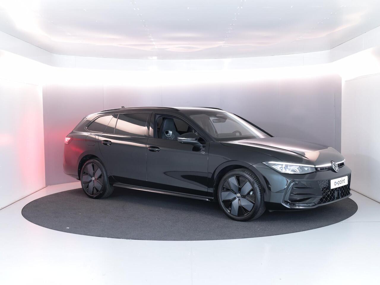 Volkswagen PASSAT Variant 1.5 eHybrid R-Line Edition 272PK PHEV | Panorama dak | Harman Kardon geluidsinstallatie | Trekhaak | Black style |