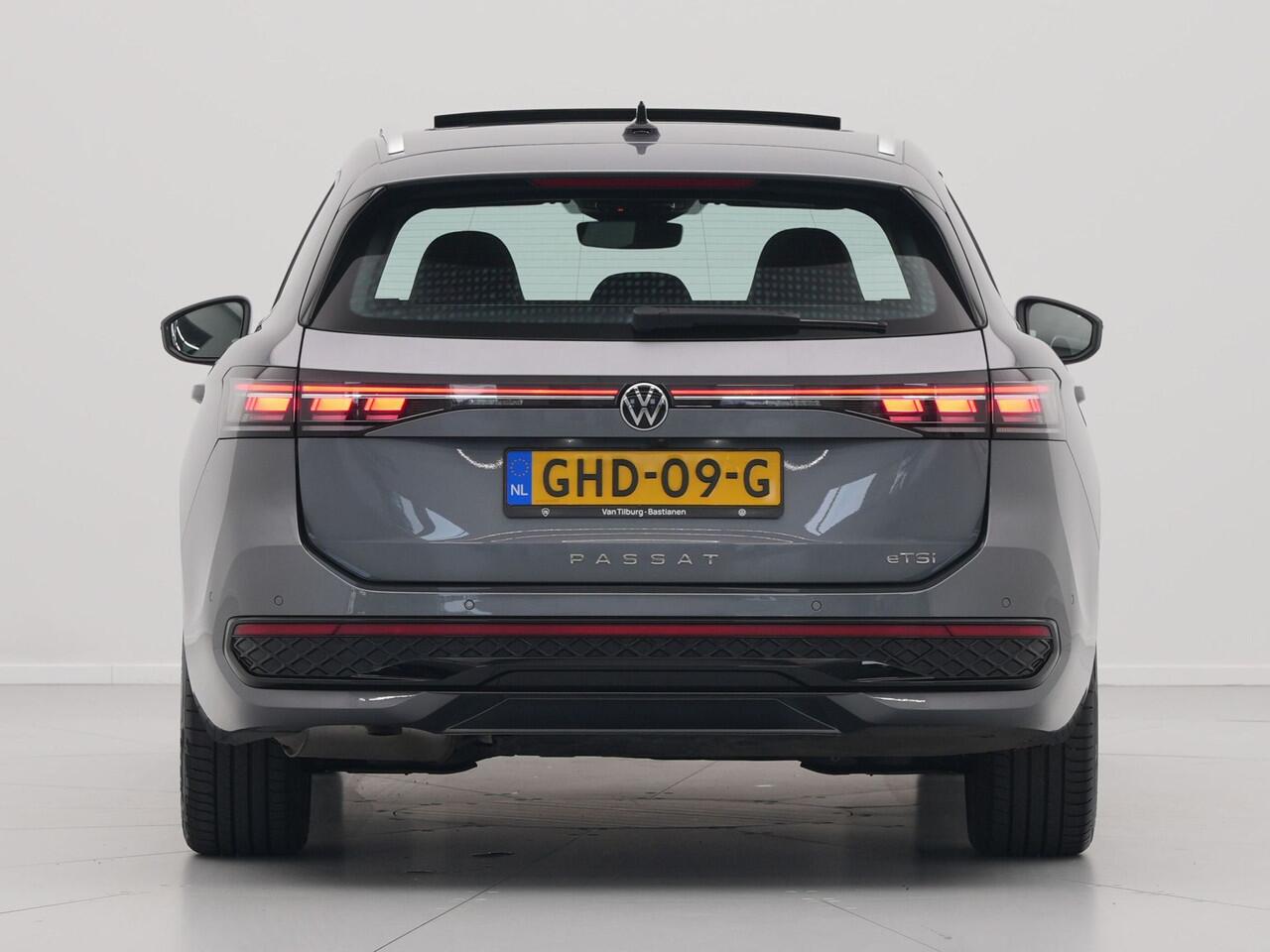 Volkswagen PASSAT Variant 1.5 eTSI 150pk R-Line Business Panorama Trekhaak Camera Side Assist 227