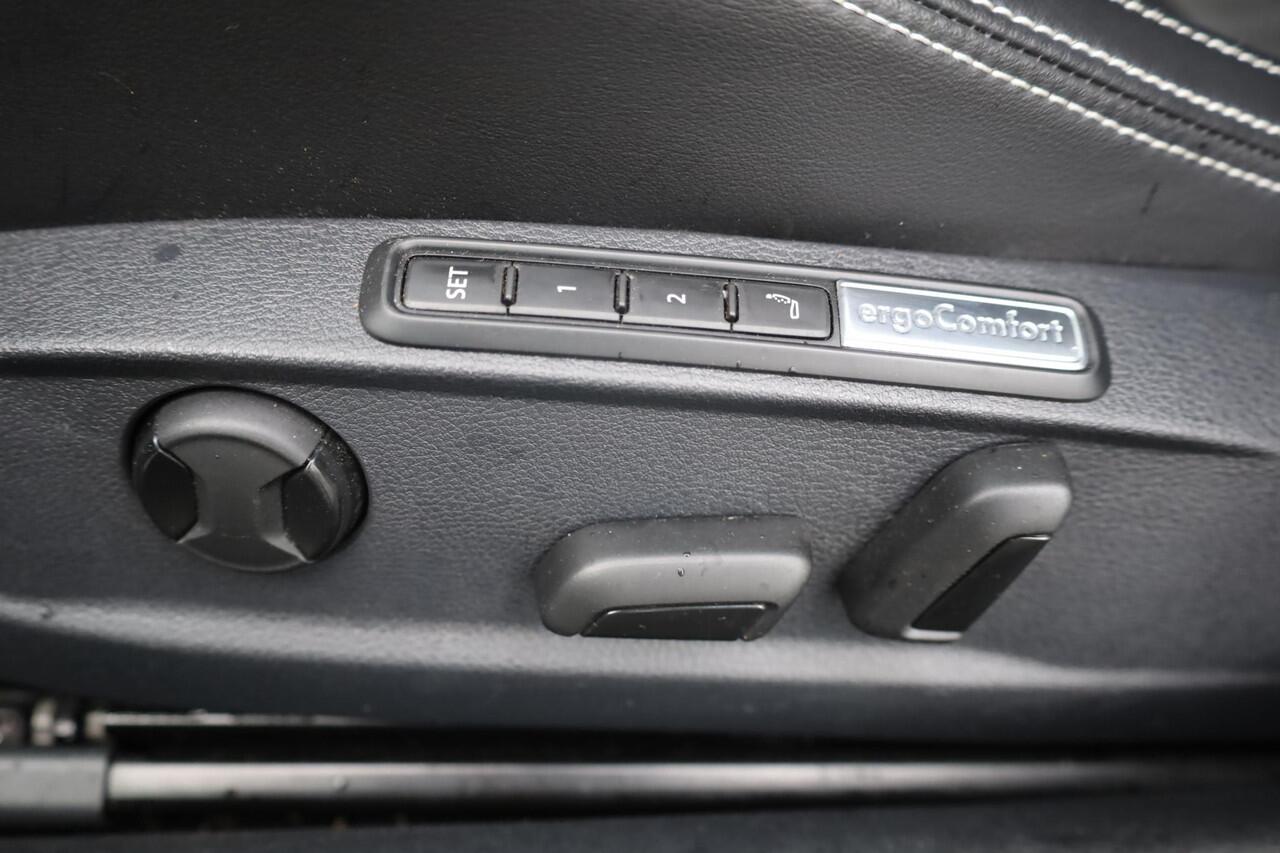 Volkswagen PASSAT Variant 1.4 TSI PHEV GTE Business DCC adaptief onderstel area view rondom zicht camera vol lederen bekleding elektrisch verstelbaar met memo functie IQ drive easy open met elektrische klep en keyless acces en go zwarte dakhemel klasse III alarm LED Matrix