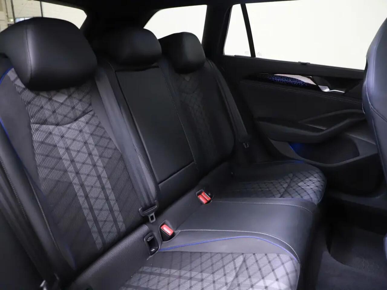 Volkswagen PASSAT Variant 1.5 eTSI R-Line Edition 150pk | Pano | IQ.Light | ACC | Ergo active + massage