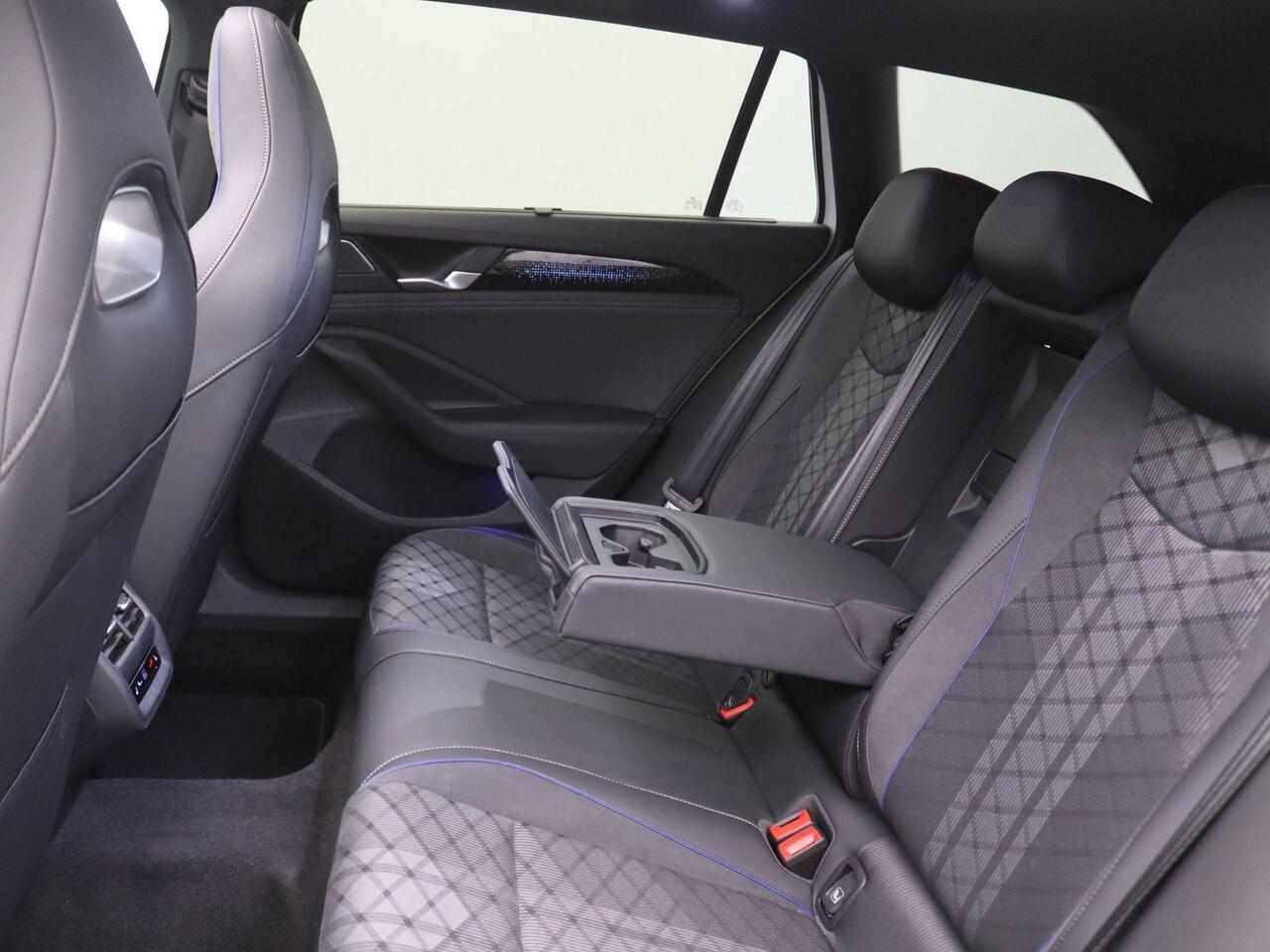 Volkswagen PASSAT Variant 1.5 eHybrid R-Line Business 272PK Trekhaak, 360 graden Camera, DCC, Harman & Kardon, Head-up Display, Leeds 19", Panoramadak, Elek. achterklep, LED-Matrix, Side assist, Keyless, Stoelverwarming voor + achter, Stuurwielverwarming