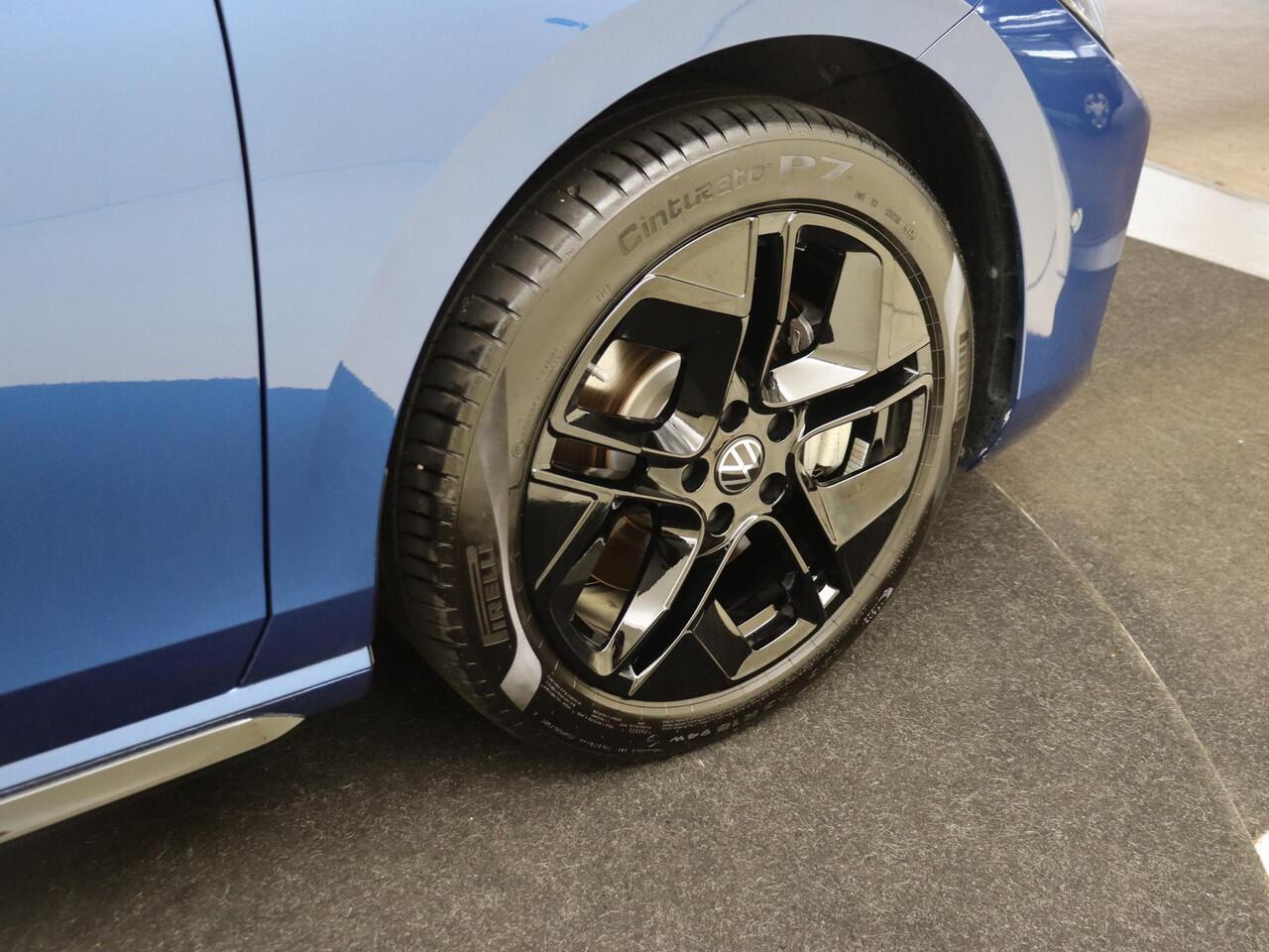 Volkswagen PASSAT Variant 1.5 eHybrid R-Line Edition | Panoramadak | Trekhaak | Black style | Harman/kardon audio | Head-up display | Stoelverwarming voor en achter | 360 camera | Parkeerasisstent |