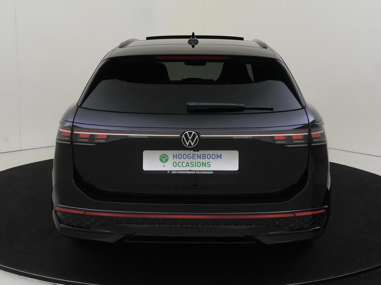 Volkswagen PASSAT Variant 1.5 eHybrid R-Line Edition | Panoramadak | Trekhaak | Head-up display | Parkeerassistent | Black style | Adaptieve demping | Stoelverwarming voor en achter | Dodehoek detectie |