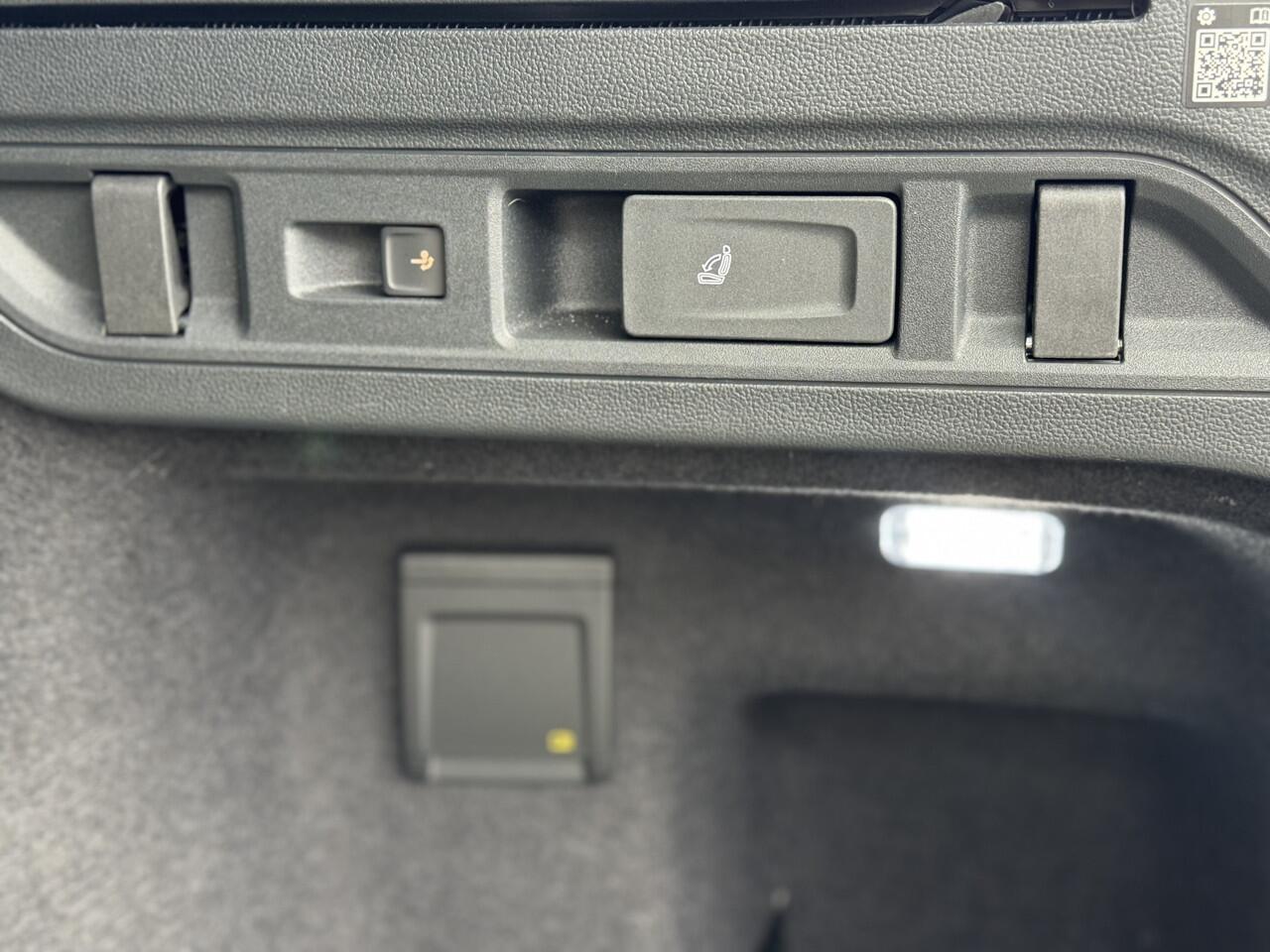 Volkswagen PASSAT Variant 1.5 eHybrid R-Line Edition 272pk | HUD | Pano | Trekhaak