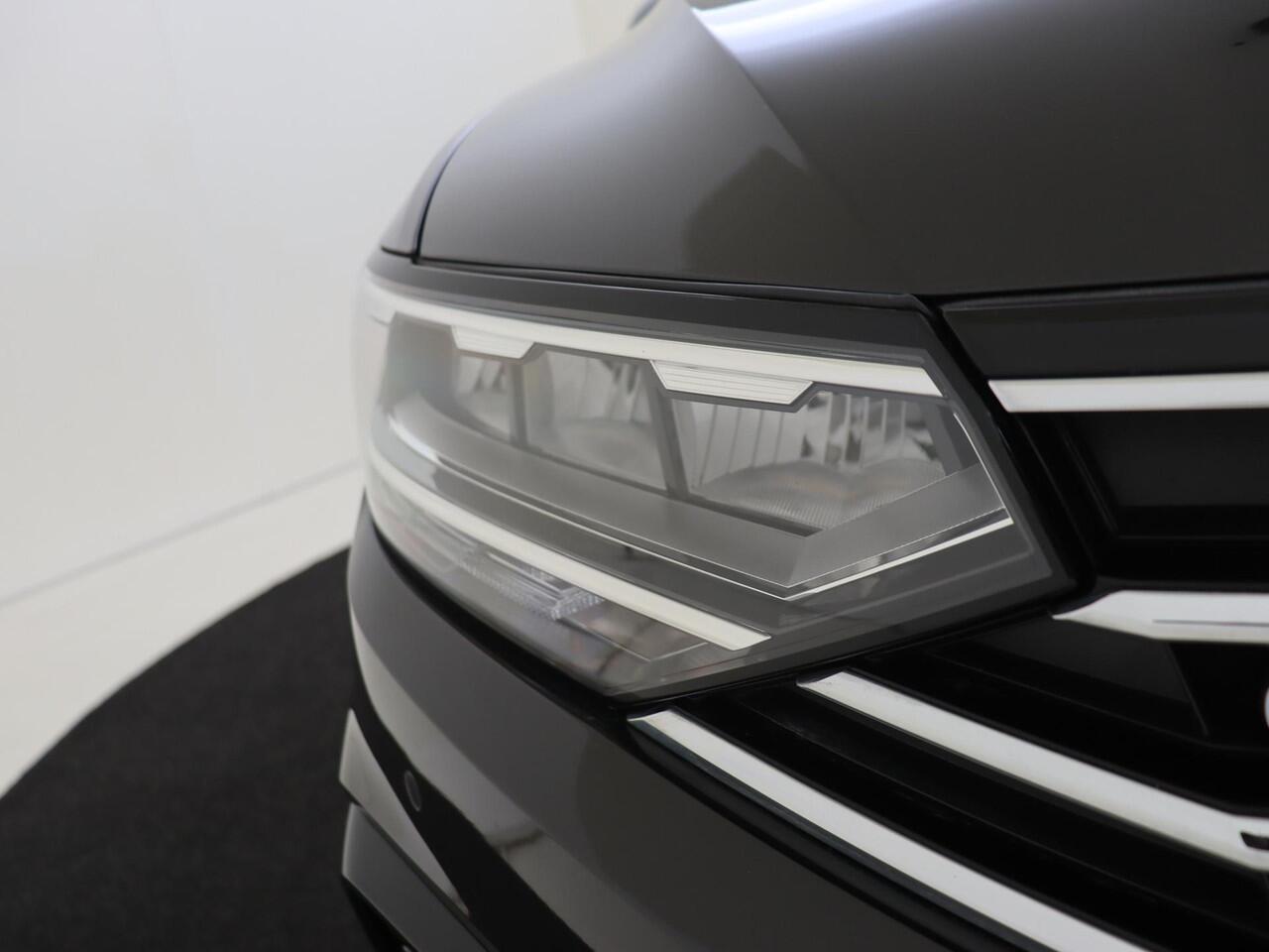 Volkswagen PASSAT 1.4 TSI PHEV GTE Business | Navigatie | Digital cockpit Pro | Achteruitrijcamera | Adaptieve cruise control | Elektrische achterklep | 3-zone airco |