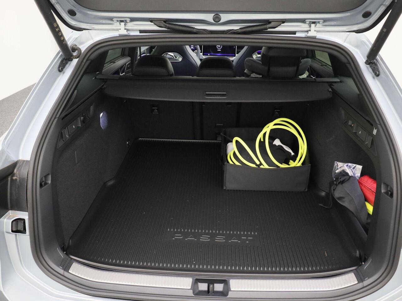 Volkswagen PASSAT Variant 1.5 eHybrid R-Line Edition Panoramadak · Harman & Kardon · Trekhaak · Head-up display