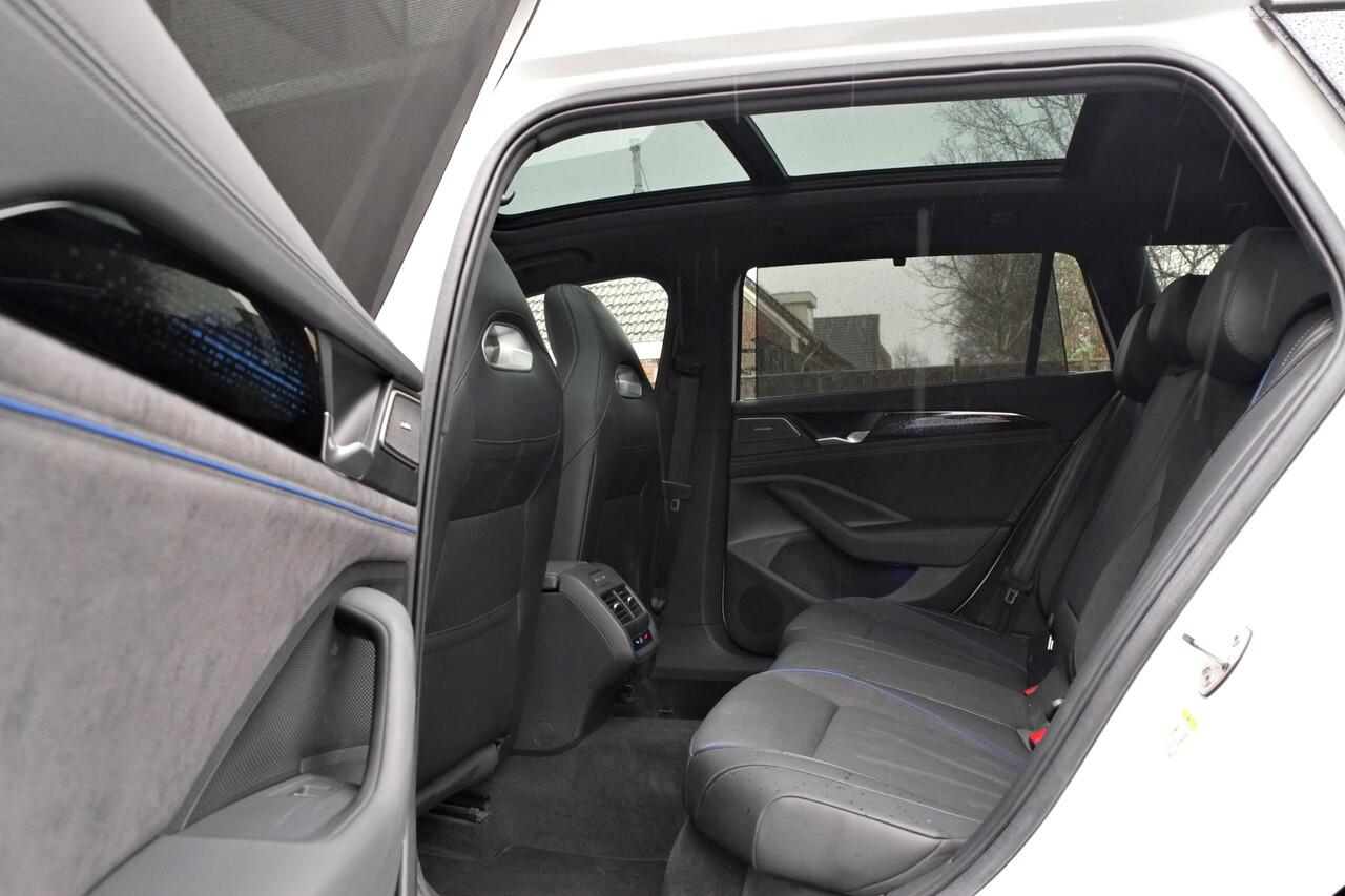 Volkswagen PASSAT Variant 2.0 TDI R-Line Business Panoramadak, Trekhaak, Lederen sportstoelen, Head-up display