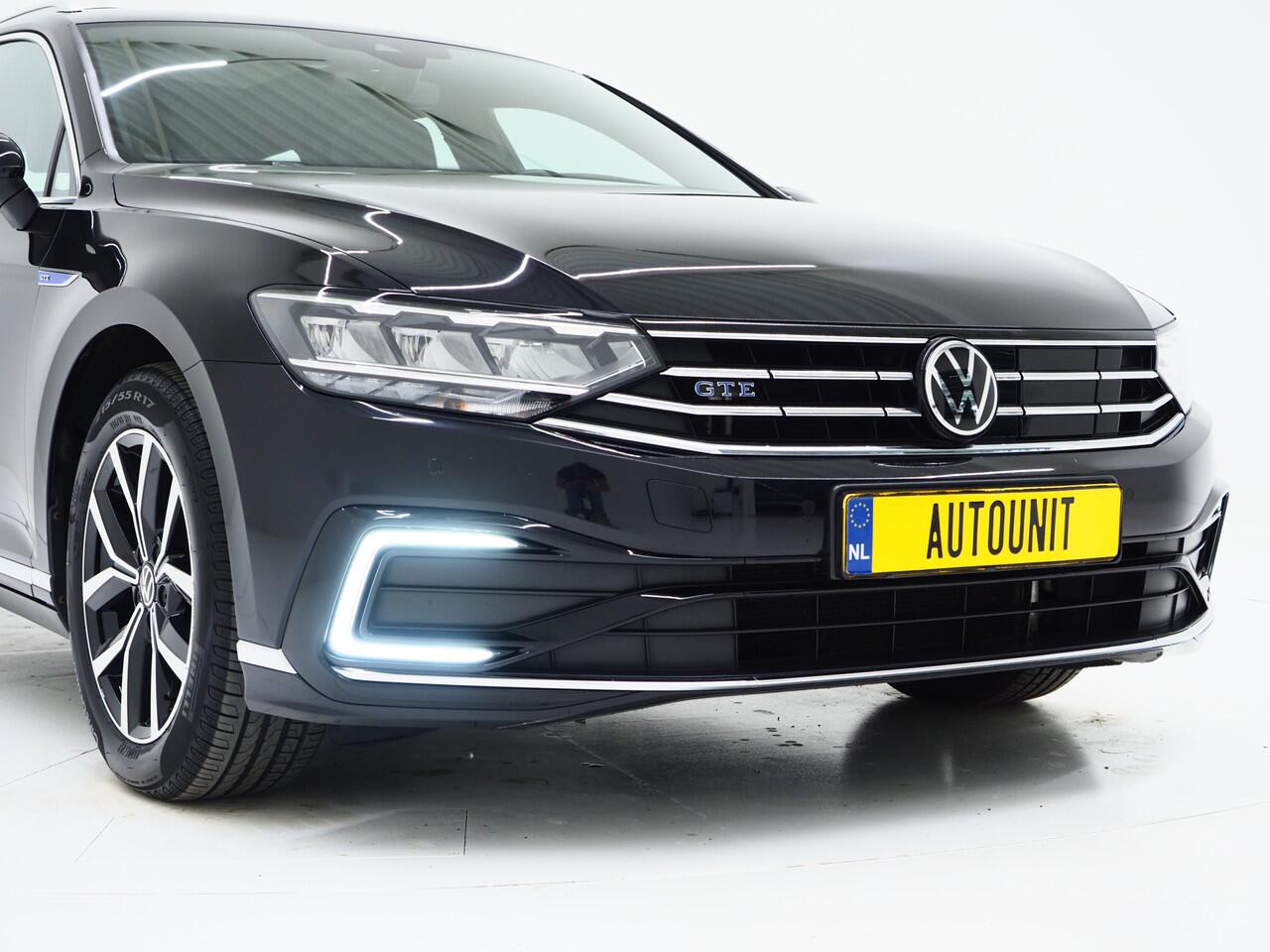 Volkswagen PASSAT Variant 1.4 TSI PHEV GTE | Panoramadak | Trekhaak | Massage | Camera | Adaptive Cruise | Carplay