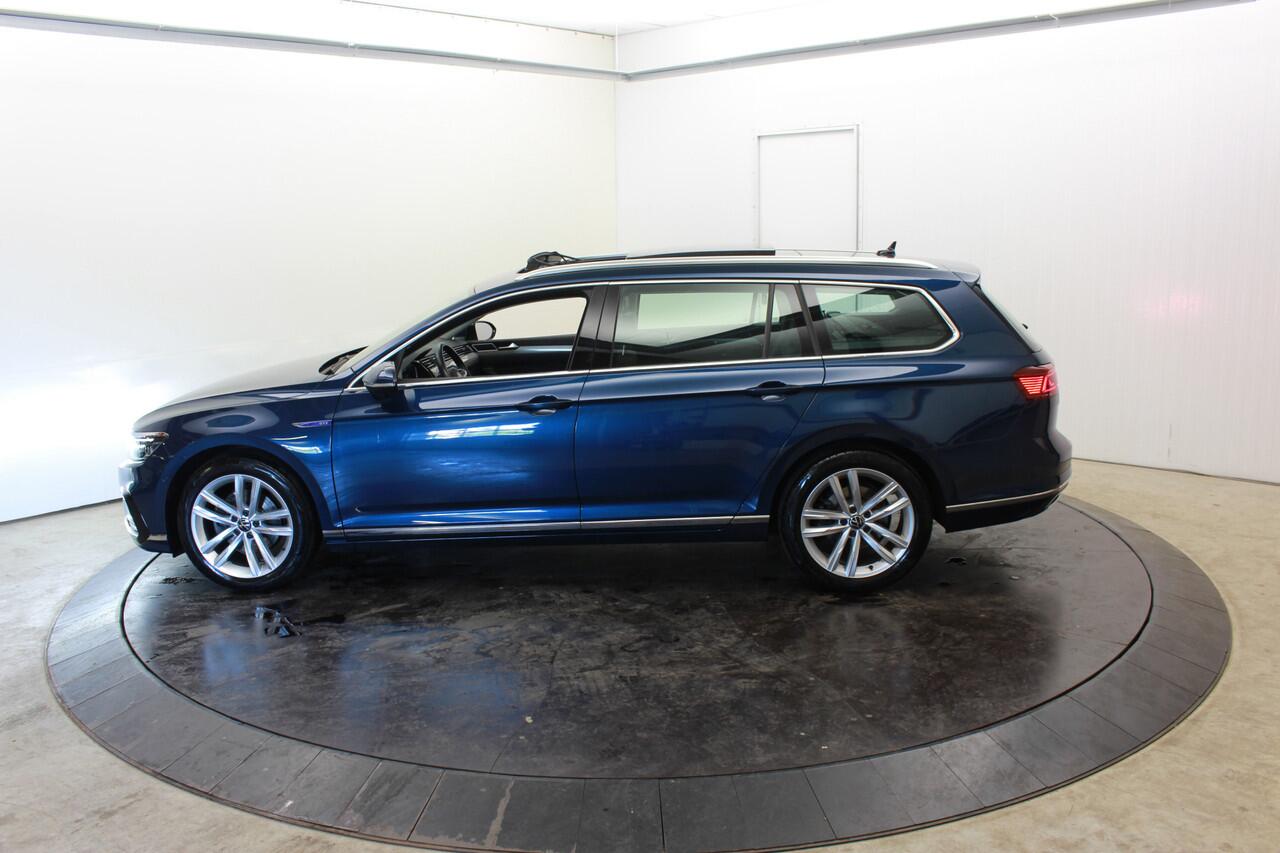 Volkswagen PASSAT GTE Head-up Disp Pano 360°Cam eLTrekh+aKlep Memo-seats Dhoek Det
