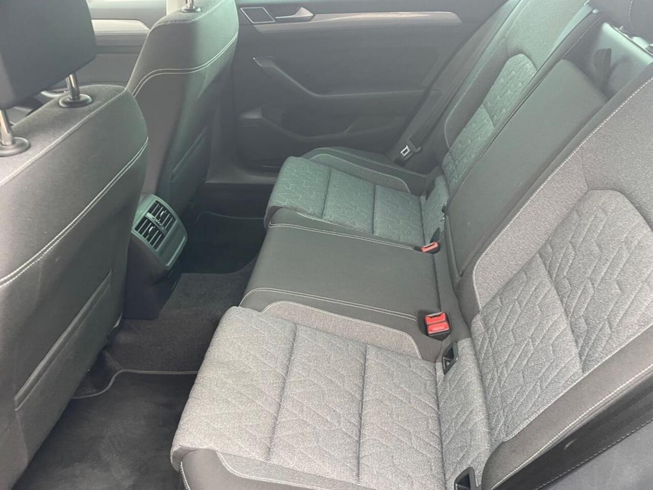 Volkswagen PASSAT Variant 2.0 TDI 150 PK DSG ACC LED Navi Trekhaak Stoelverwarming