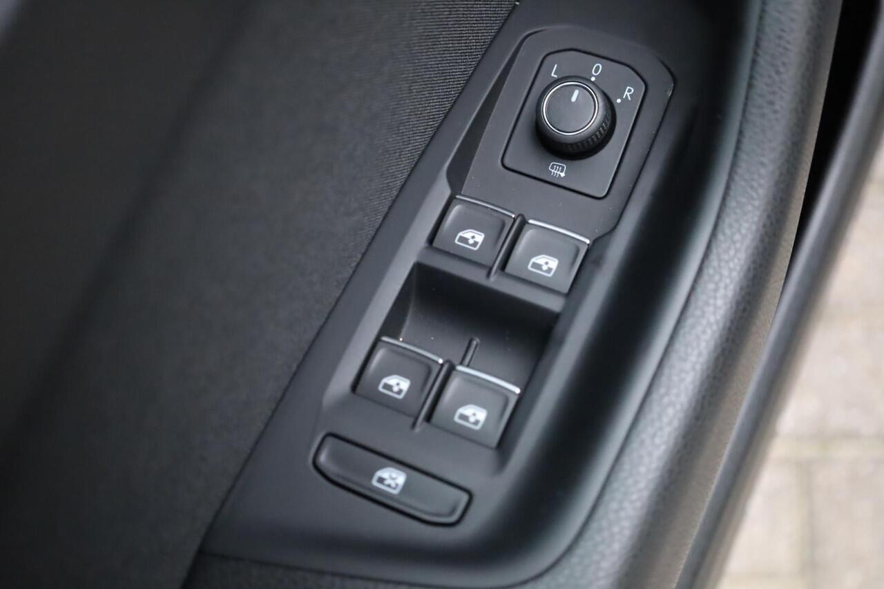 Volkswagen PASSAT 1.4 TSI PHEV GTE Business wegklapbare trekhaak achteruitrijcamera navigatie stoelverwarming ergo stoel draadloos carplay en laden 3 zone climatronic parkeersensoren led verlichting 220 volt aansluiting